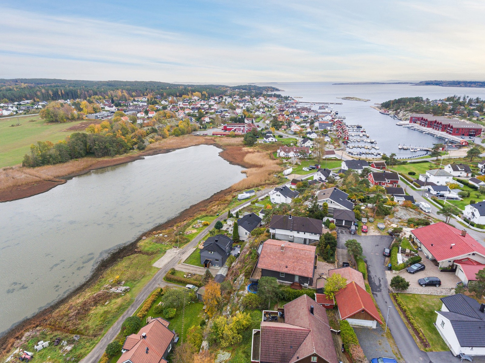 Er man glad i å gå tur, er kyststien med flotte turstier like utenfor dørstokken. Onsøy skjærgård og Hankø vil være din nærmeste nabo, så her ligger alt til rette for fine turer både på land og vann. Galleribilde