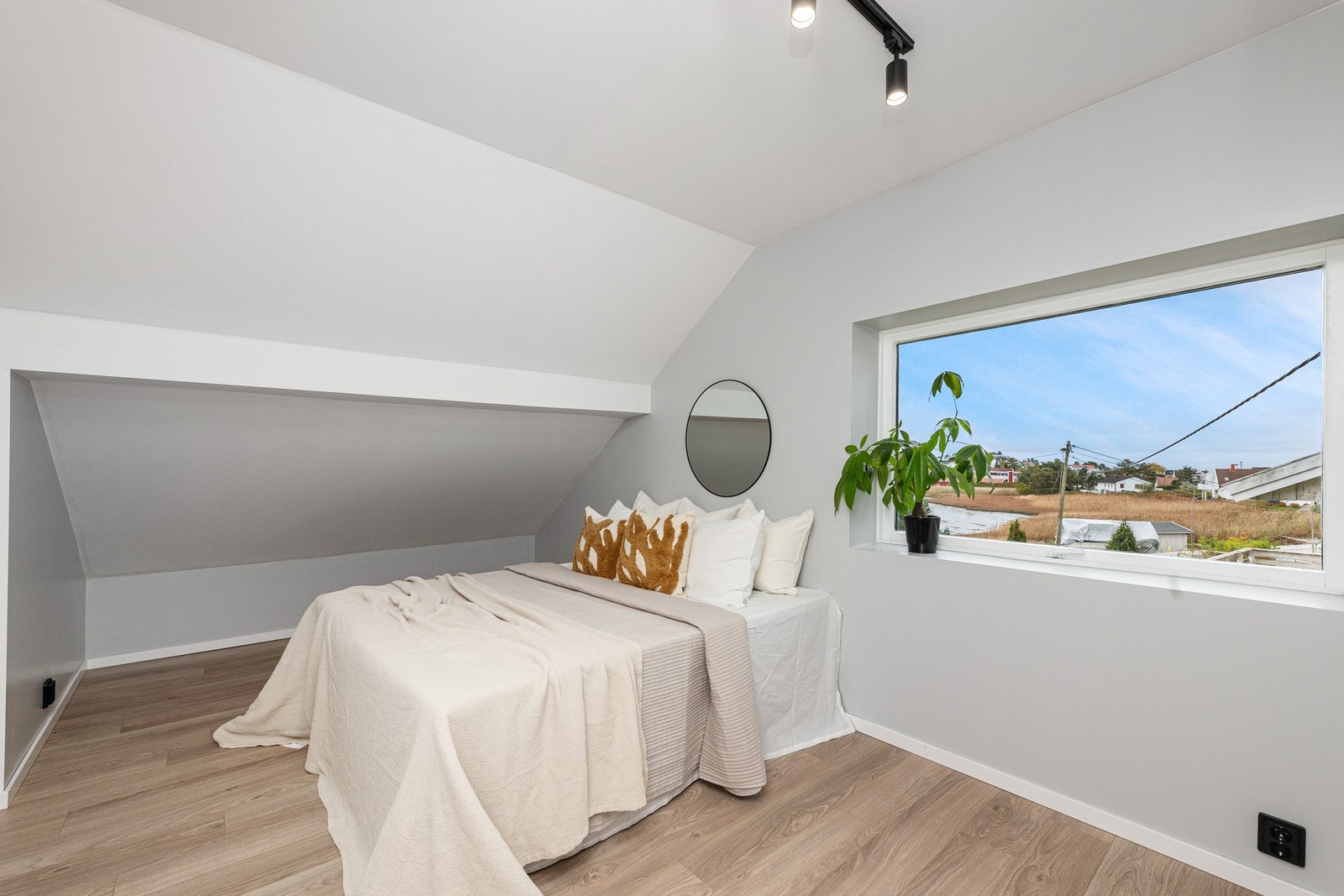 Alle soverommene fremstår som romslige med god plass til seng, nattbord, garderobeskap og øvrig innredning. Galleribilde