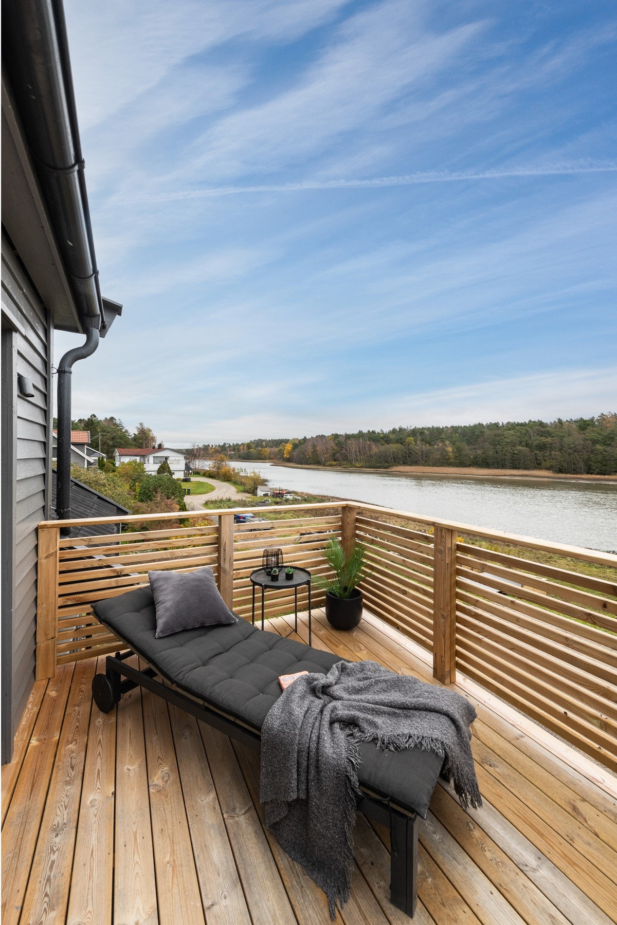 Fra stuen er det utgang til en sydøstvendt balkong oppmålt til ca. 8 m². Galleribilde