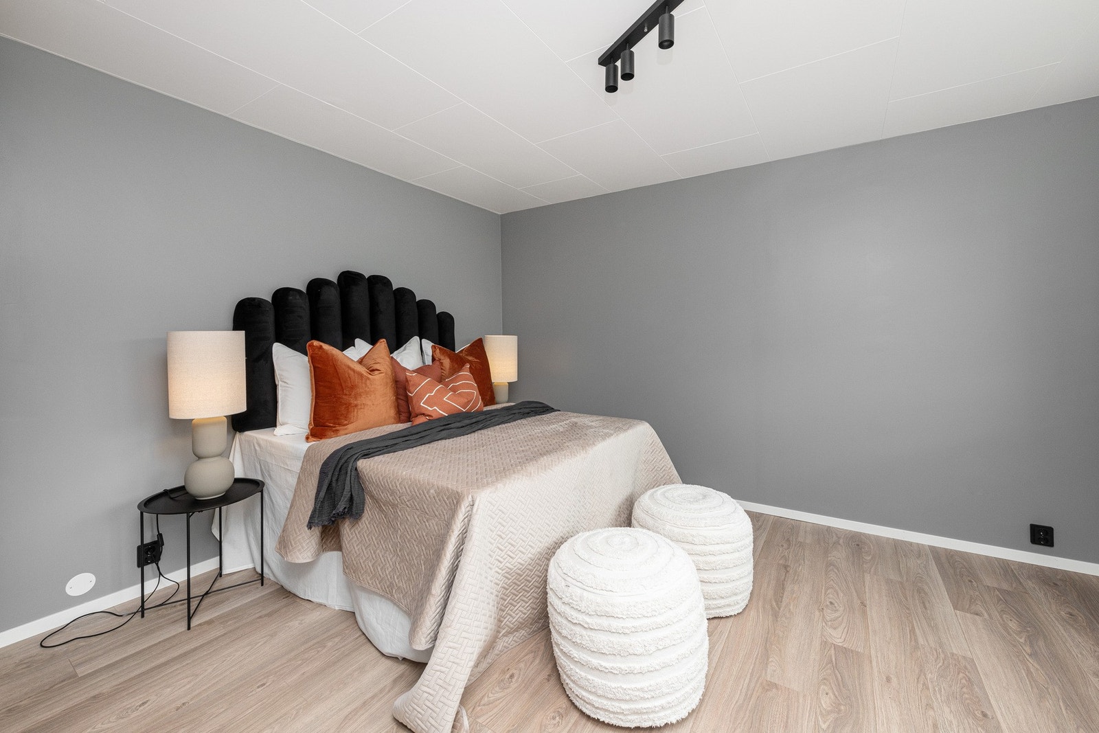 Soverom i første etasje er dekorativtinnredet med tidsmessige fargetoner, og har godt med areal for seng, nattbord og annen innredning. Galleribilde