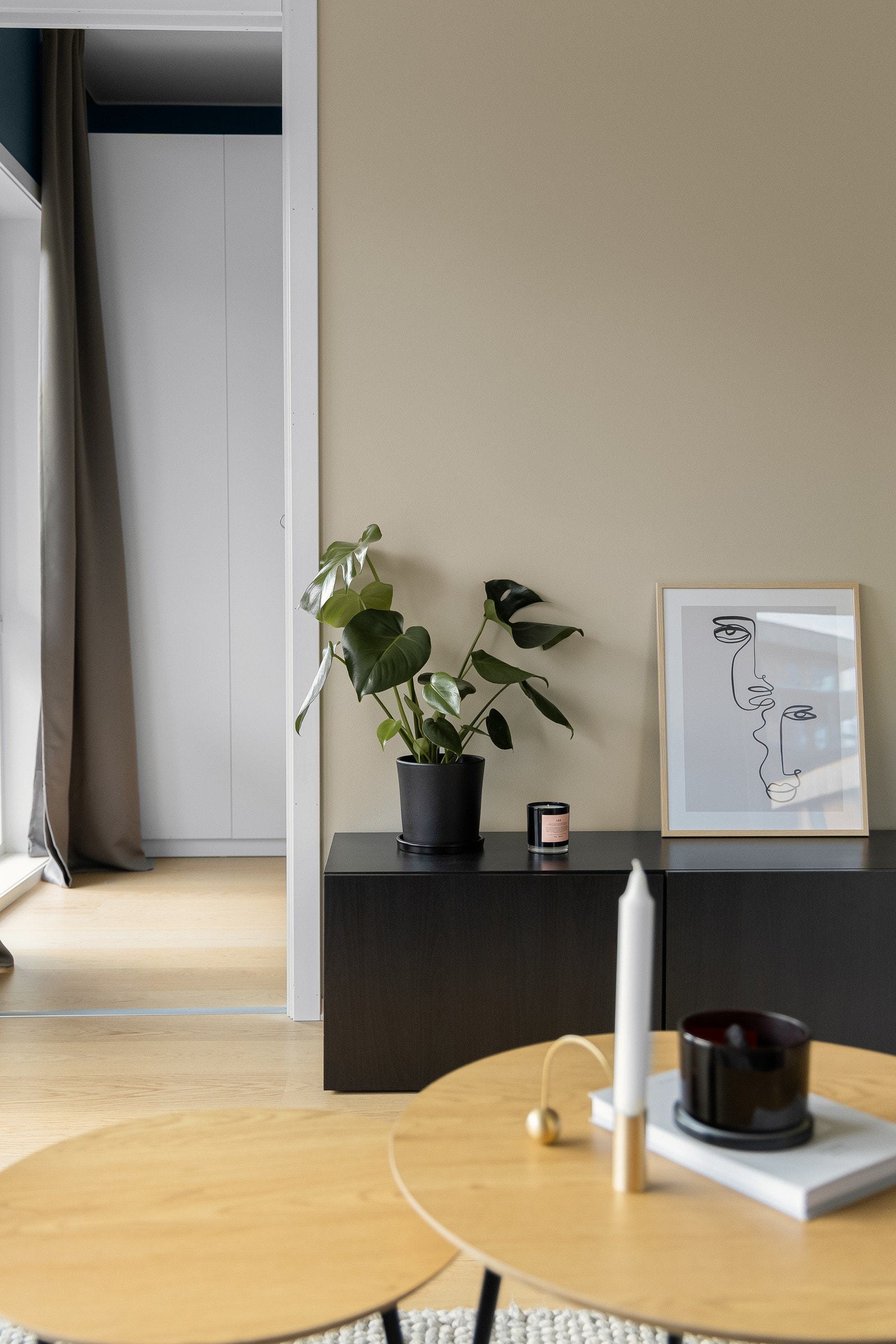 Rommene er malt i lyse og moderne farger. Galleribilde