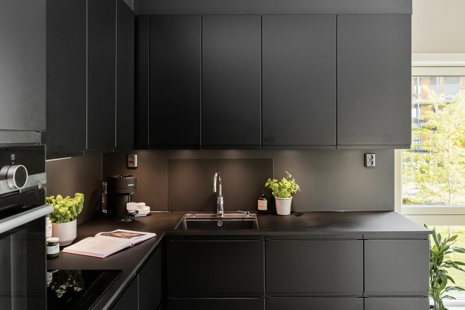 Kjøkkenet har mye skap- og benkeplass. Galleribilde