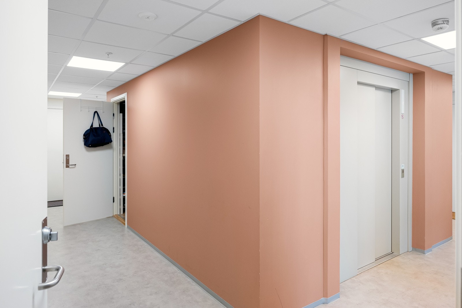 Adkomst er via felles inngangsparti med trapperom og heis. Galleribilde