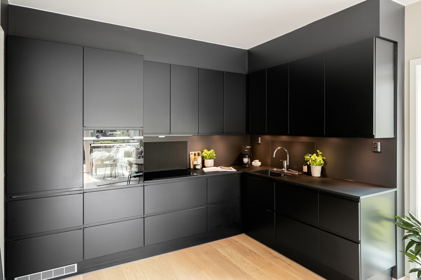 Integrerte hvitevarer medfølger i handelen. Galleribilde