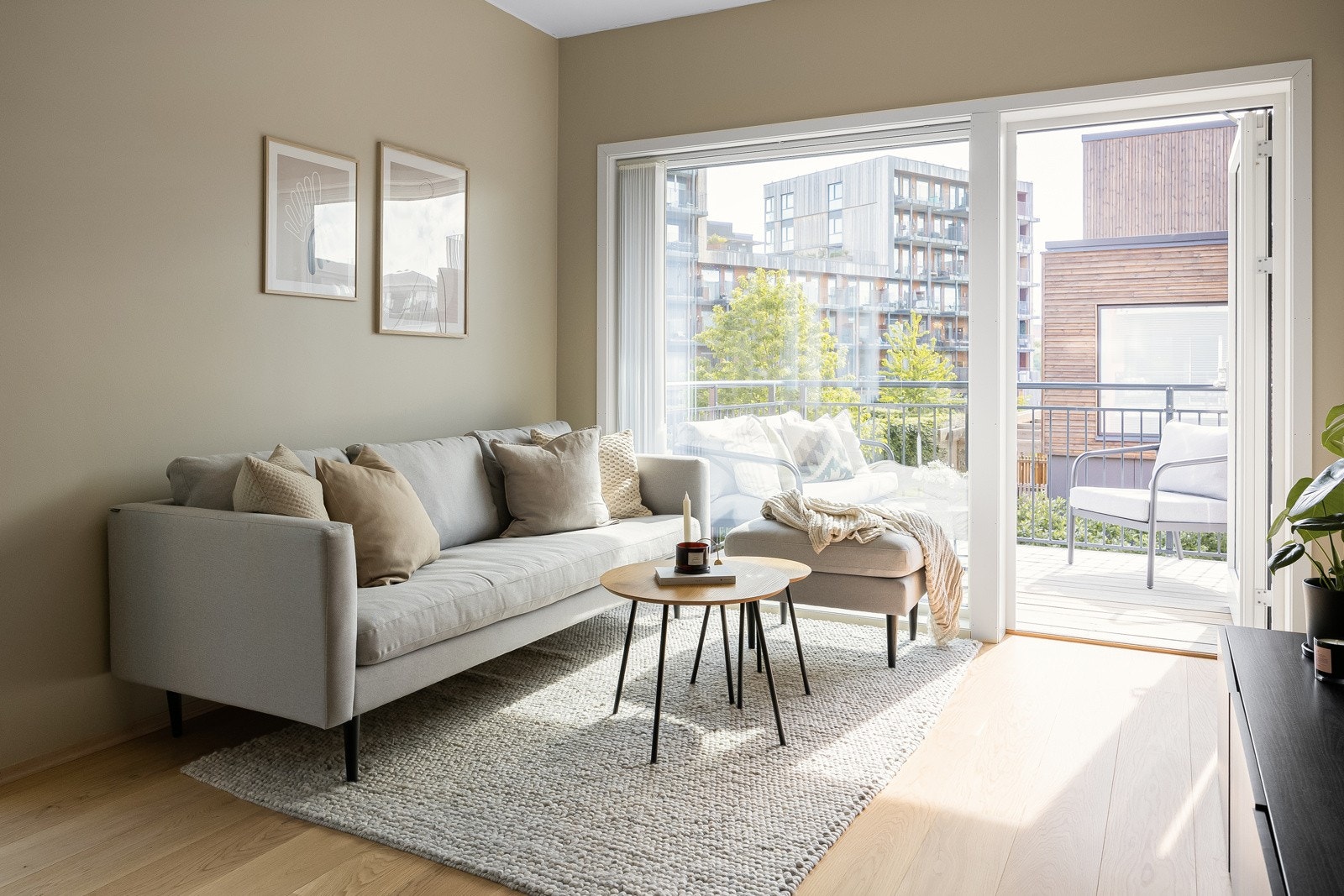 Store vinduer gir mye naturlig lys. Galleribilde