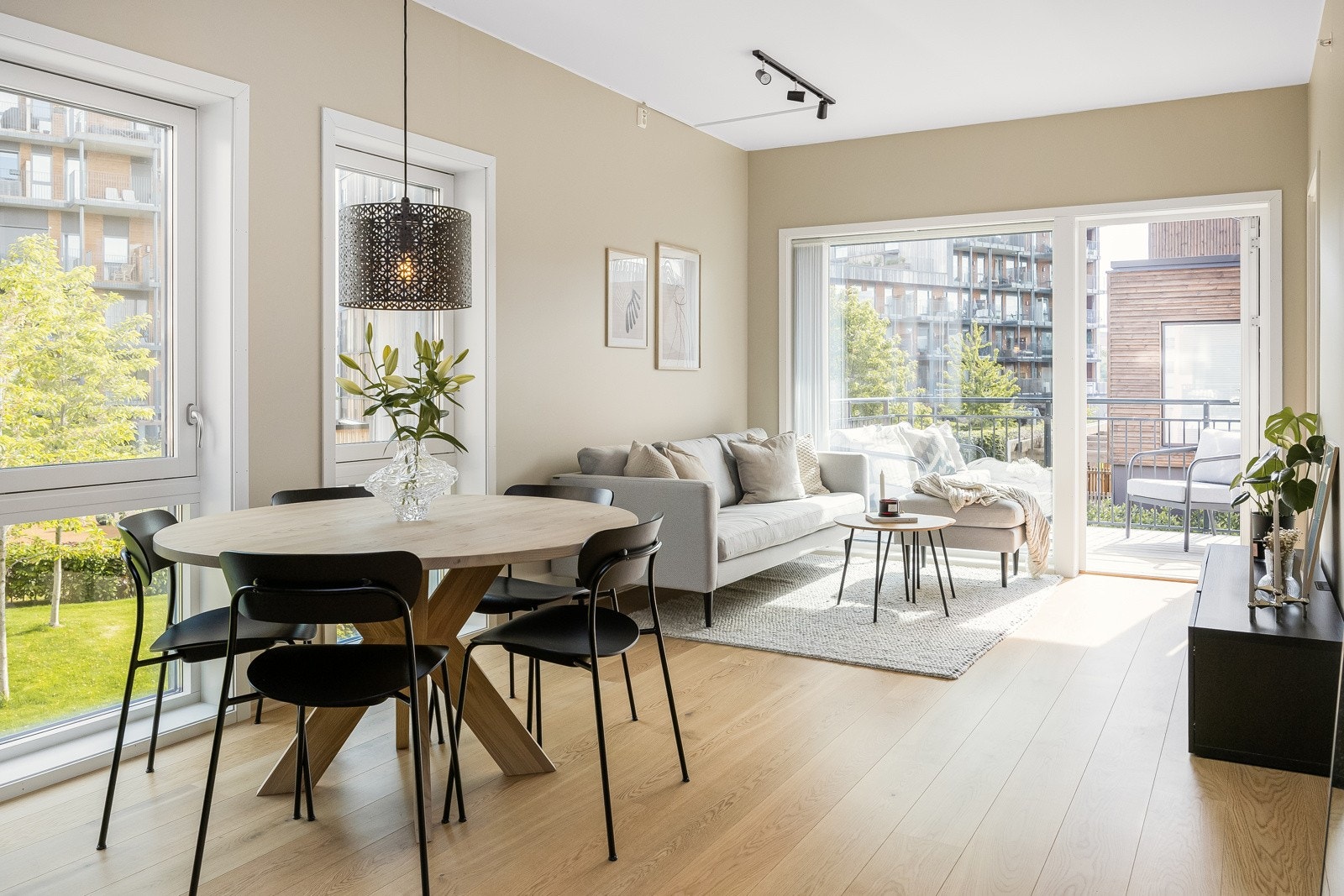 Velkommen til en lekker 3-roms selveierleilighet med svært god beliggenhet på Lilleby. Galleribilde