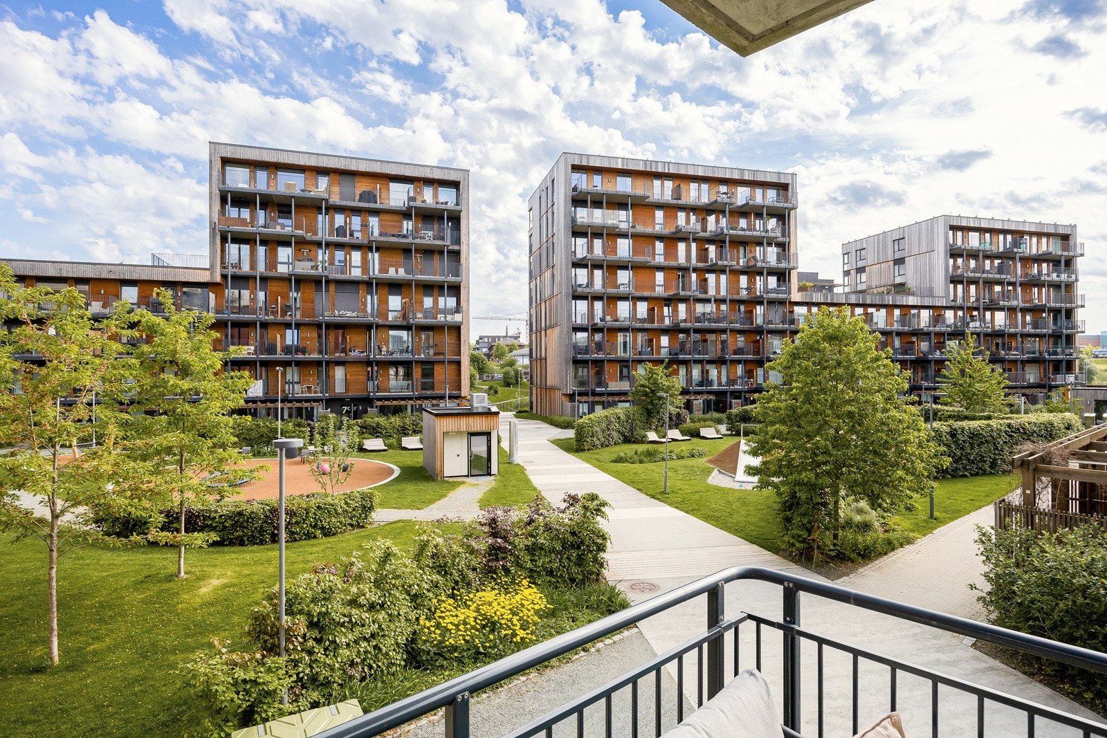 Verandaen er vendt mot fine grøntareal. Galleribilde