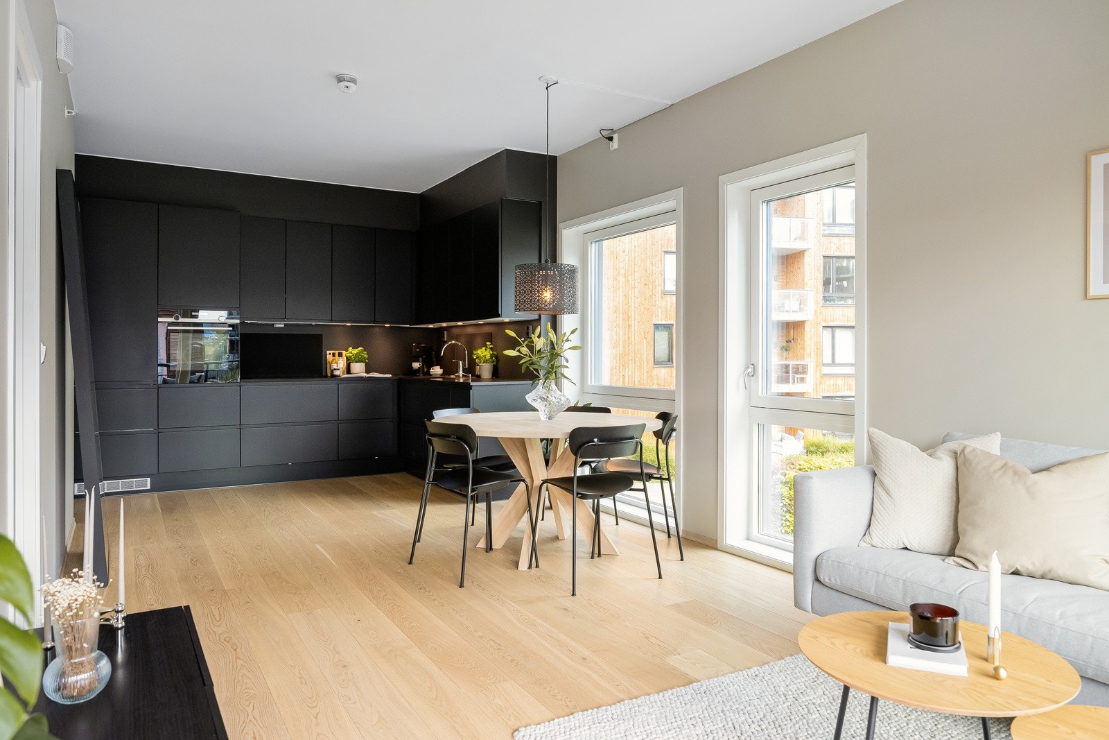 God plass til sofaløsning og spisebord. Galleribilde