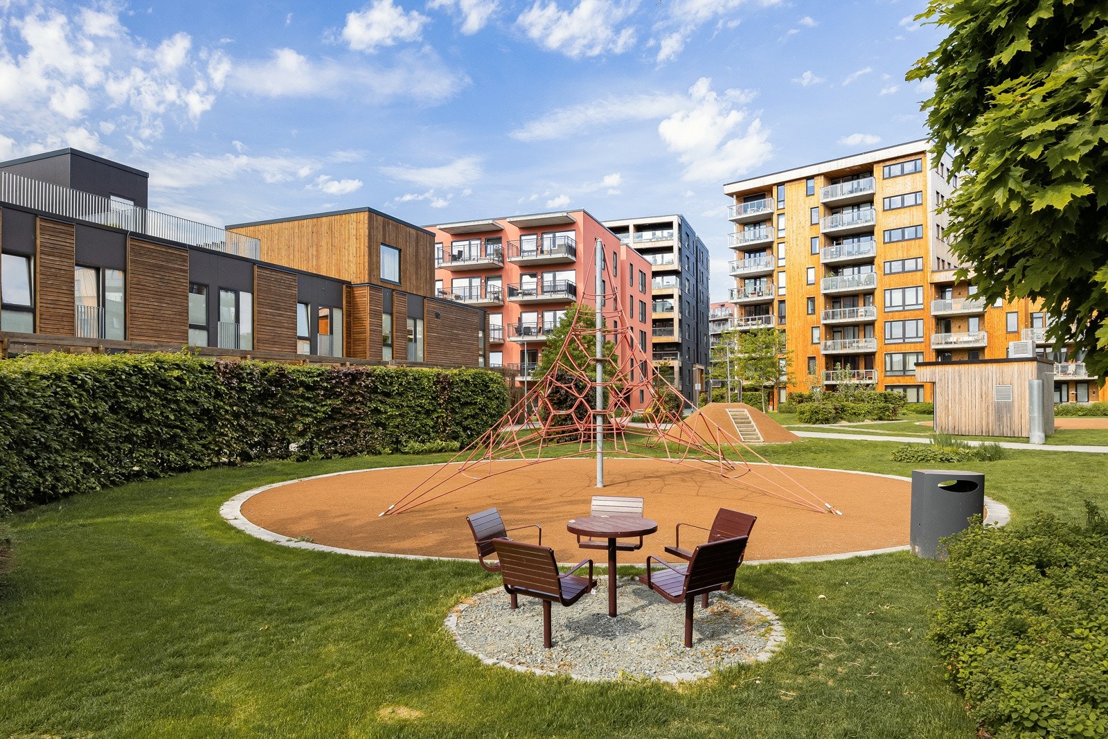 Fine fellesareal med bl.a. plen, benker og lekeapparater for de minste. Galleribilde