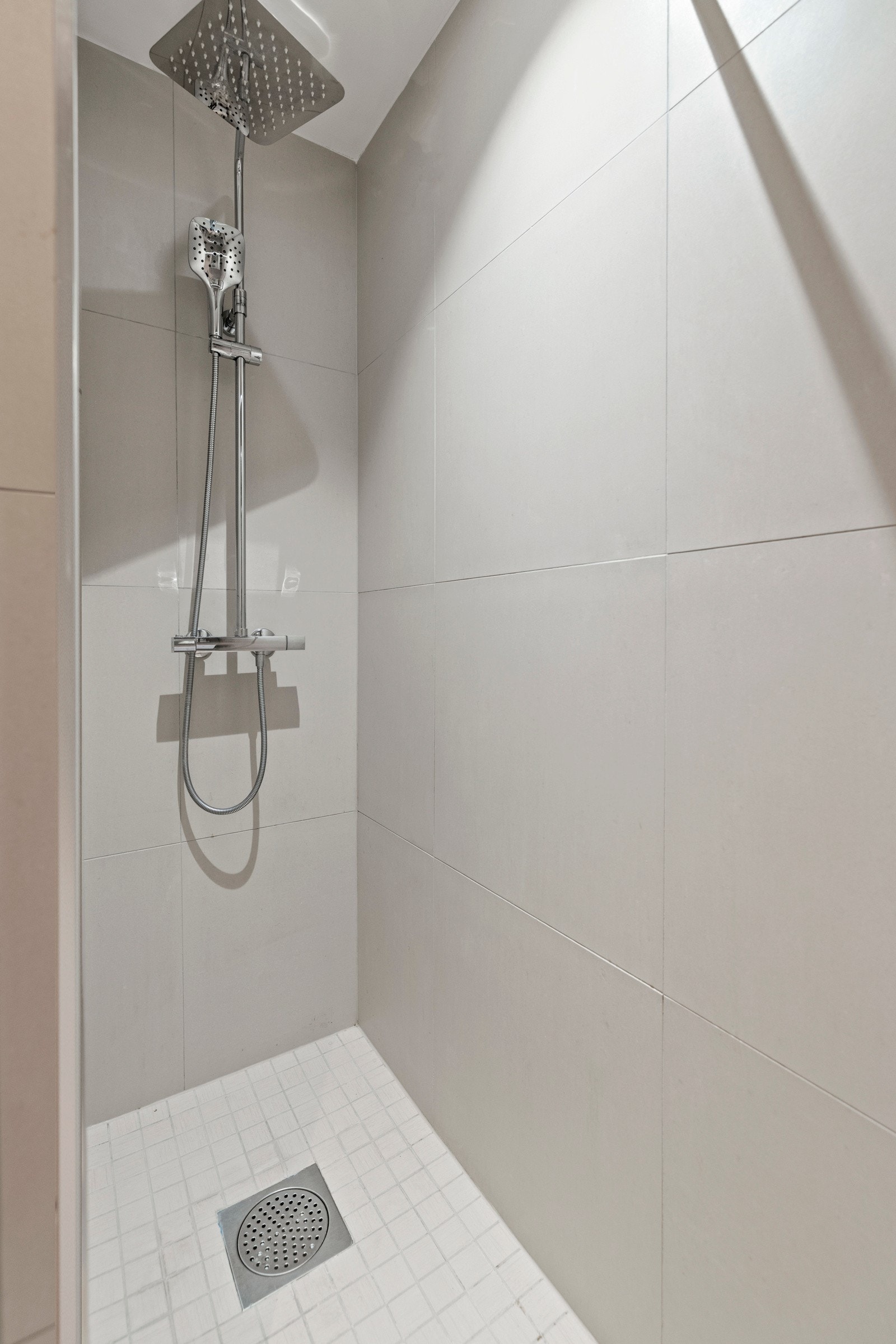 Rommet er innredet med dusjnisje, servant i innredning og vegghengt toalett. Galleribilde