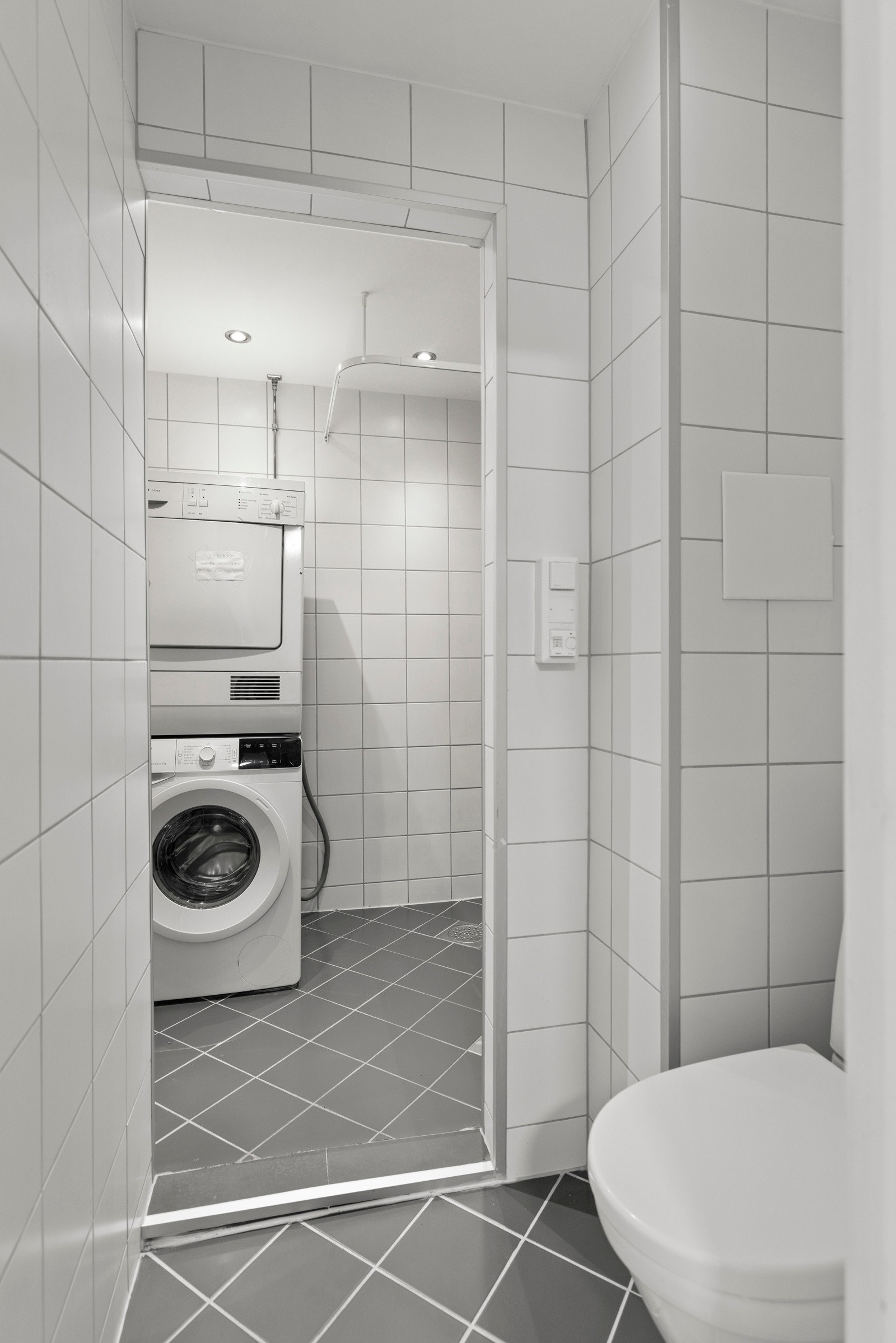 Toalettrom i forbindelse med det ene badet. Inneholder vegghengt tolaeltt, dusjnisje og servant med innredning. Galleribilde