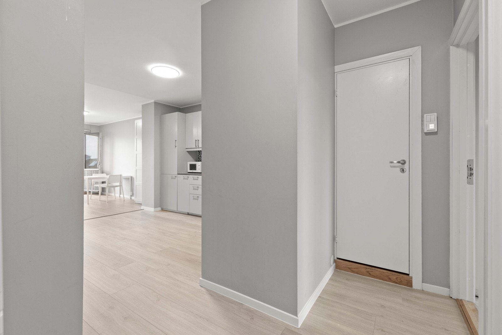 Mellomgang med adkomst til begge badene, toalettrommet og tre av de fire soverommene Galleribilde