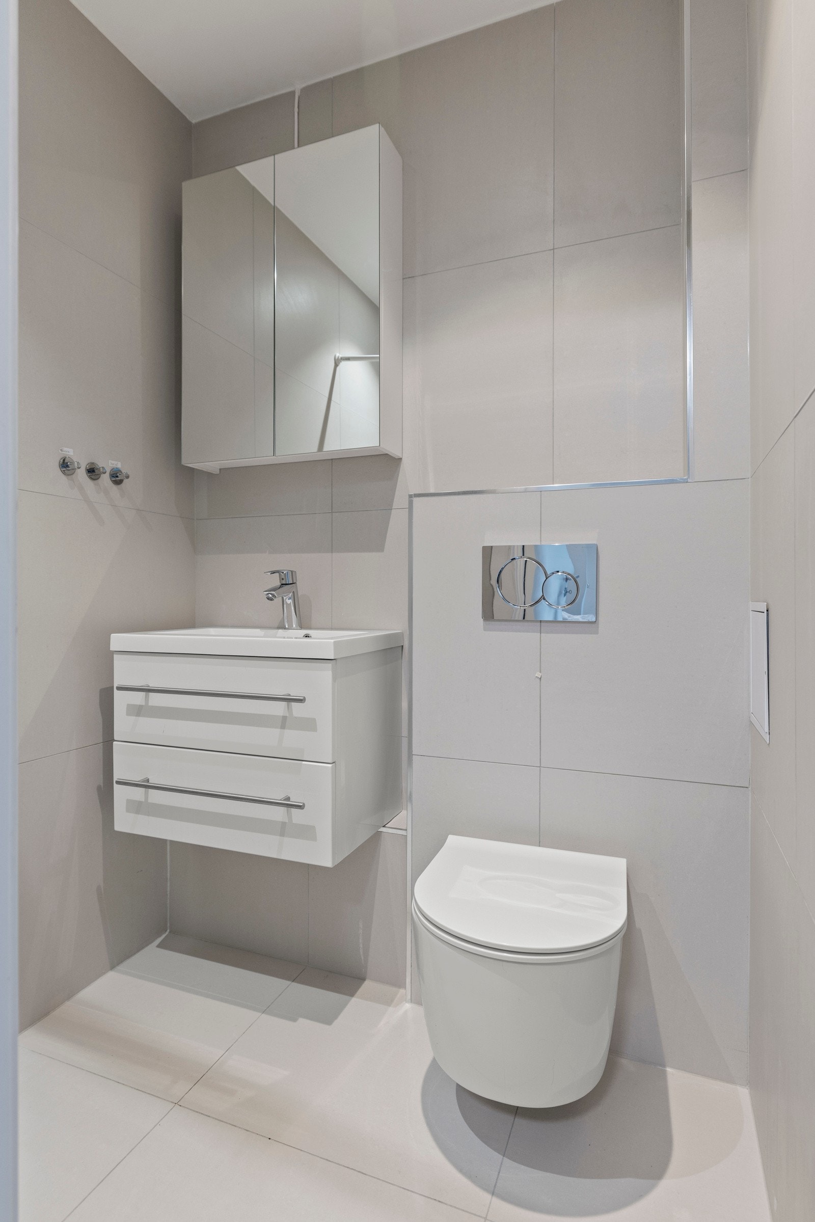 Det er to flislagte bad i leiligheten. Galleribilde