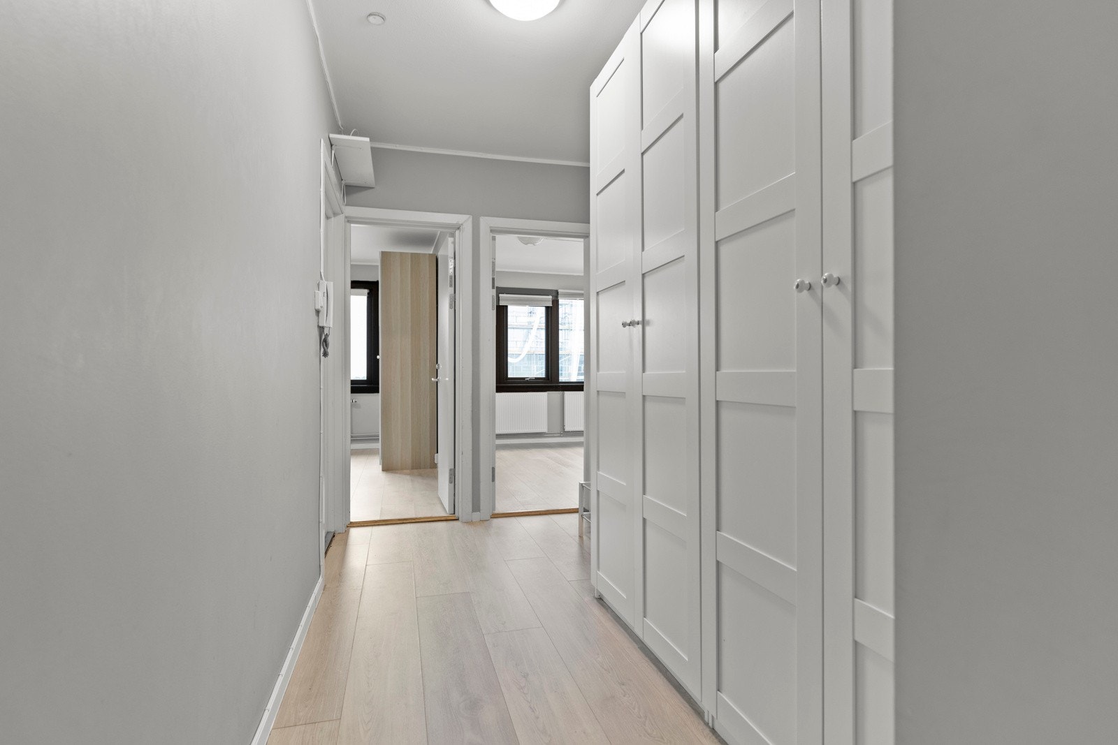 Romslig entré med et stort garderobeskap med plass til oppbevaringmuligheter. Galleribilde