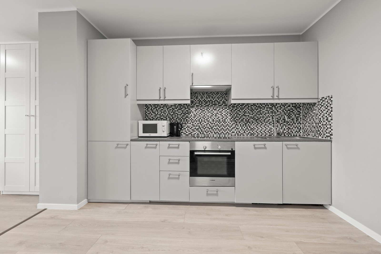 Hvitevarer består av platetopp, oppvaskmaskin og kjøleskap med fryser. Galleribilde