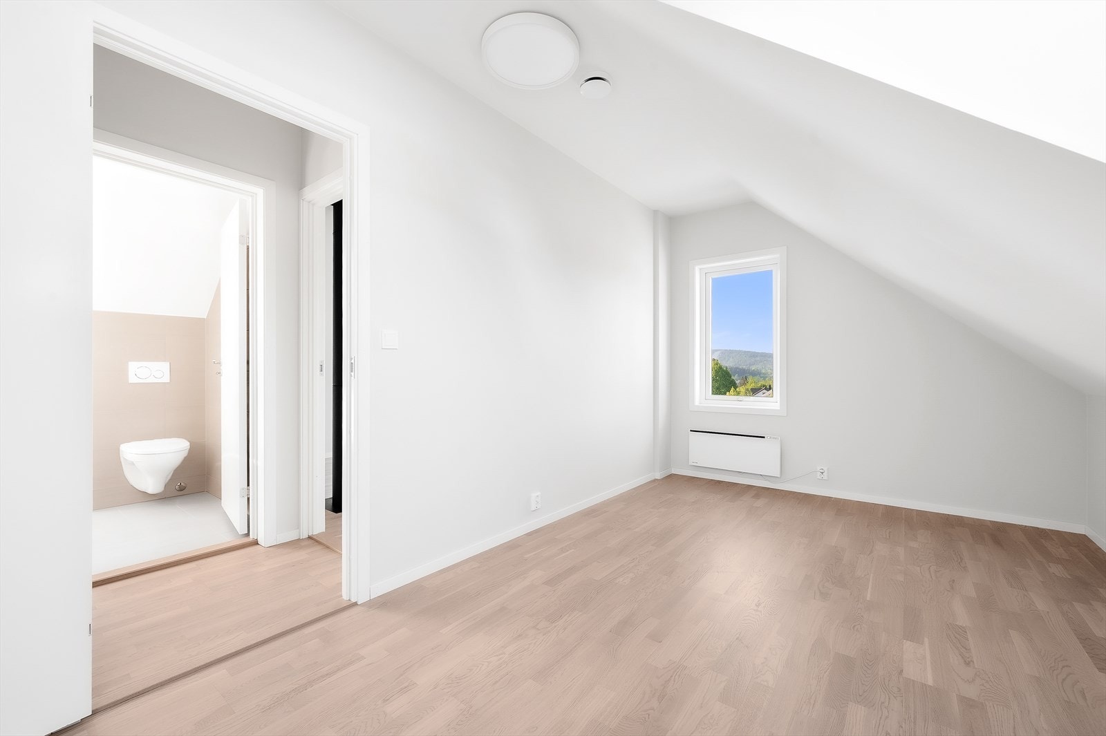 Boligens 2. etasje inneholder to soverom og bad. Perfekt for en liten familie Galleribilde