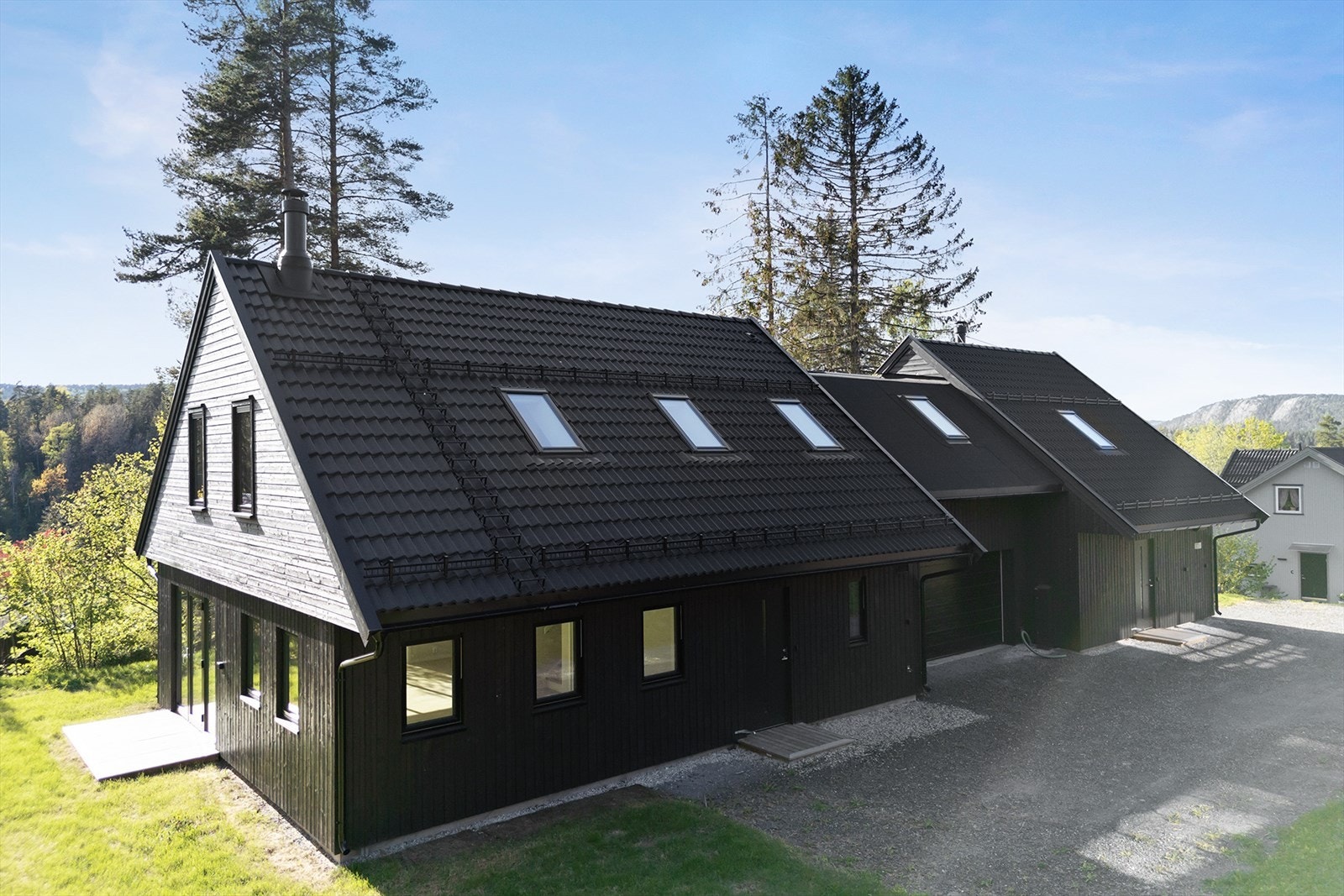 God adkomst med bil og flere parkeringsmuligheter. Hovedinngang med praktisk takoverbygg. Galleribilde