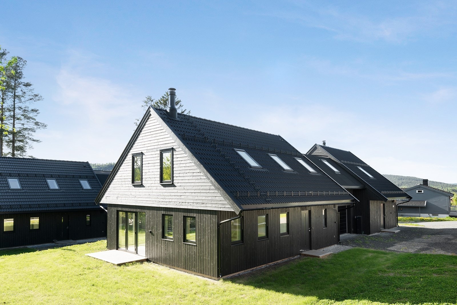 Prosjektet består av to store og to mindre tomannsboliger. Røykenveien 373D er en av de små enhetene - med god planløsning og gjennomgående høy standard. Galleribilde