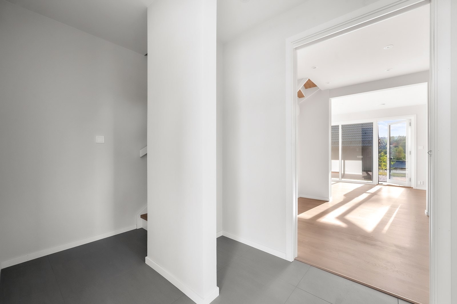 Entré med store 60x60 cm. fliser, elektriske varmekabler og malte veggflater Galleribilde