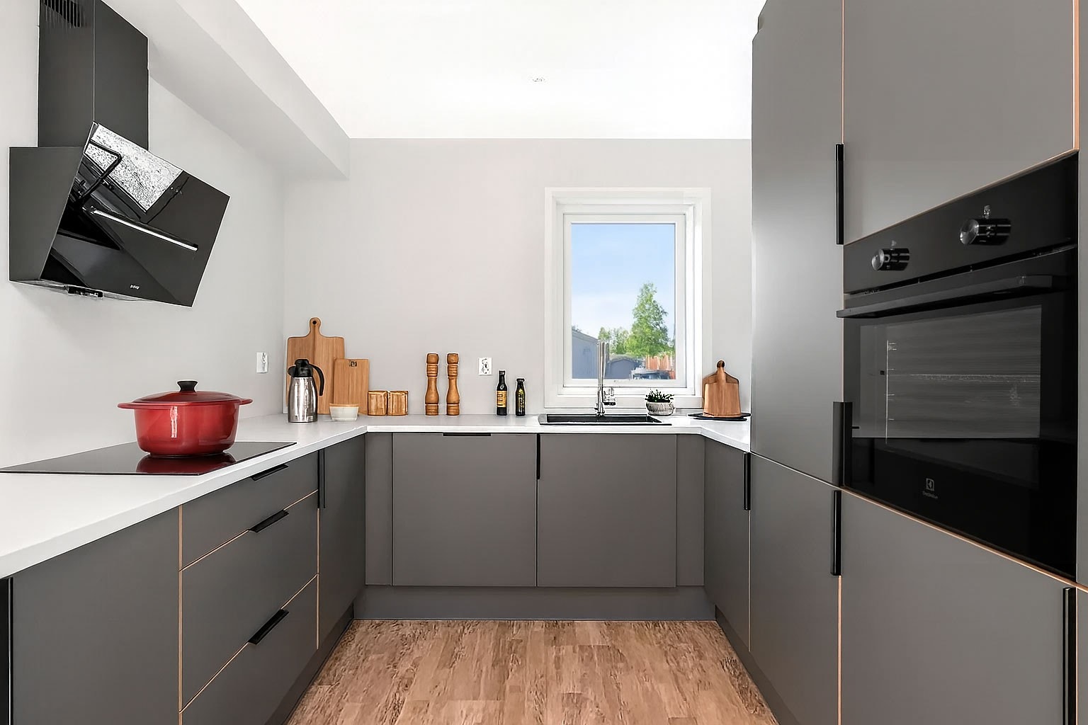 Kjøkkenet er praktisk utformet med store arbeidsflater og gode oppbevaringsmuligheter. Bildet er digitalstylet. Galleribilde