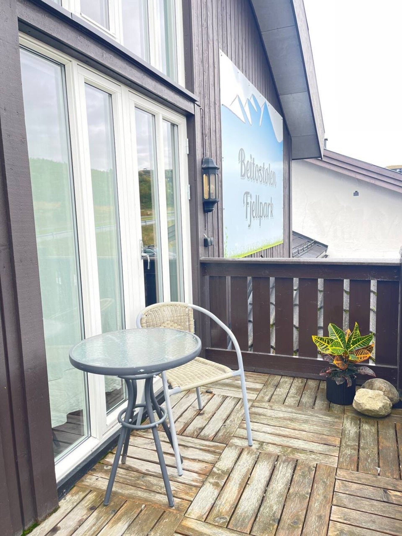 Balkong ut fra stue med utsikt mot Beitostølen sentrum Galleribilde