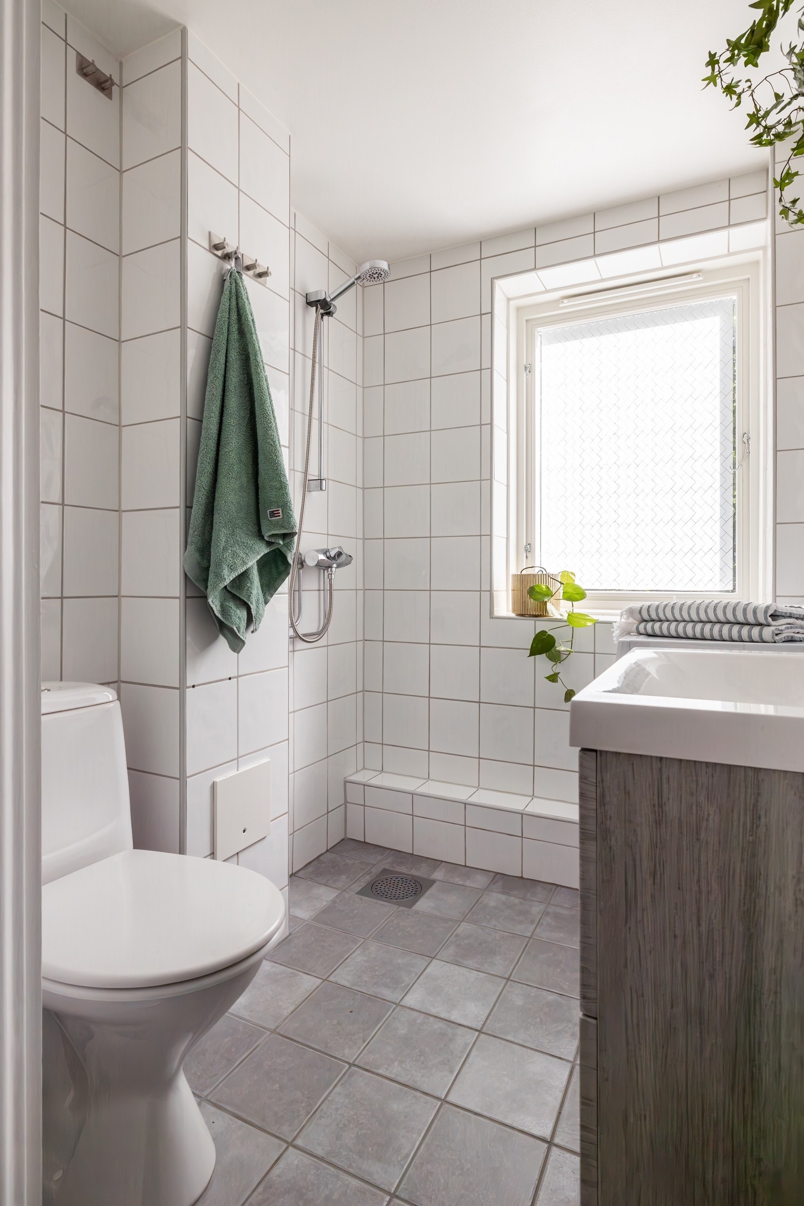 Servant skap med skuffer og ett-greps armatur det er også speilskap over med ekstra oppbevaring. Galleribilde