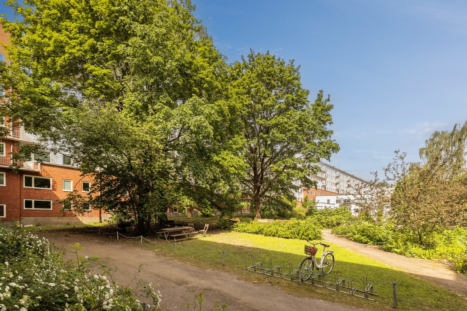 Nærområdet er grønt og fint, og omkranset av flere parker med gode turmuligheter i umiddelbar nærhet. Galleribilde