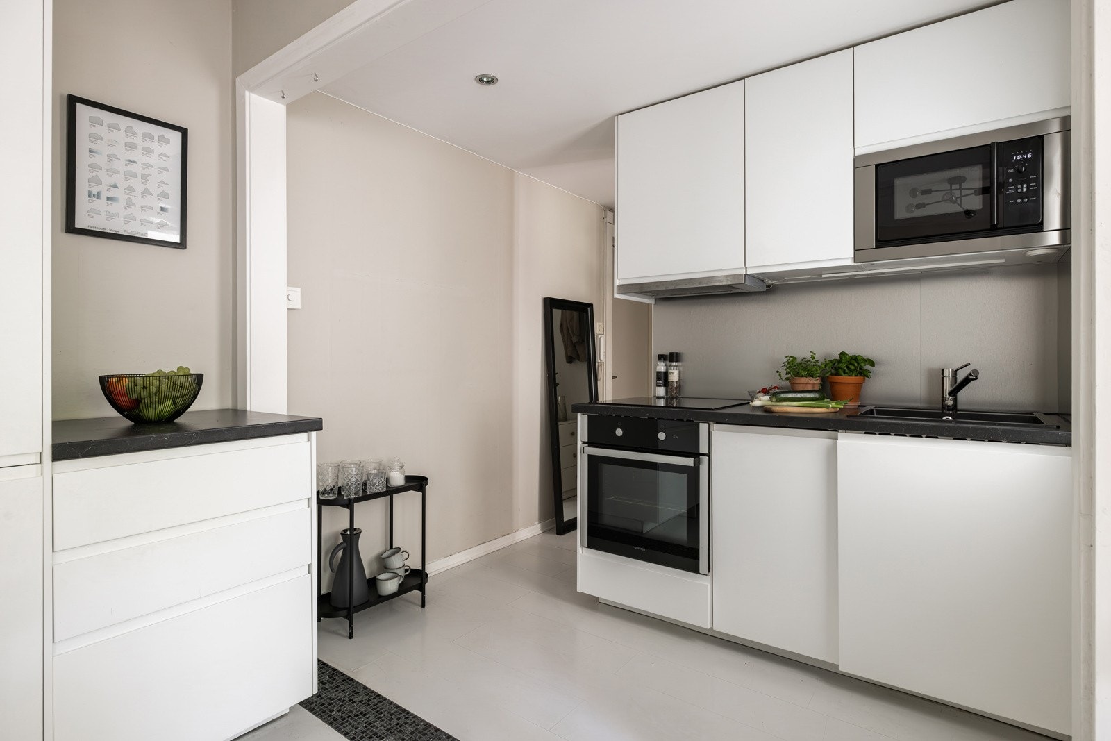 Innredningen er fra 2018 og har hvite laminerte kjøkkenfronter med innfelt håndtak. Galleribilde