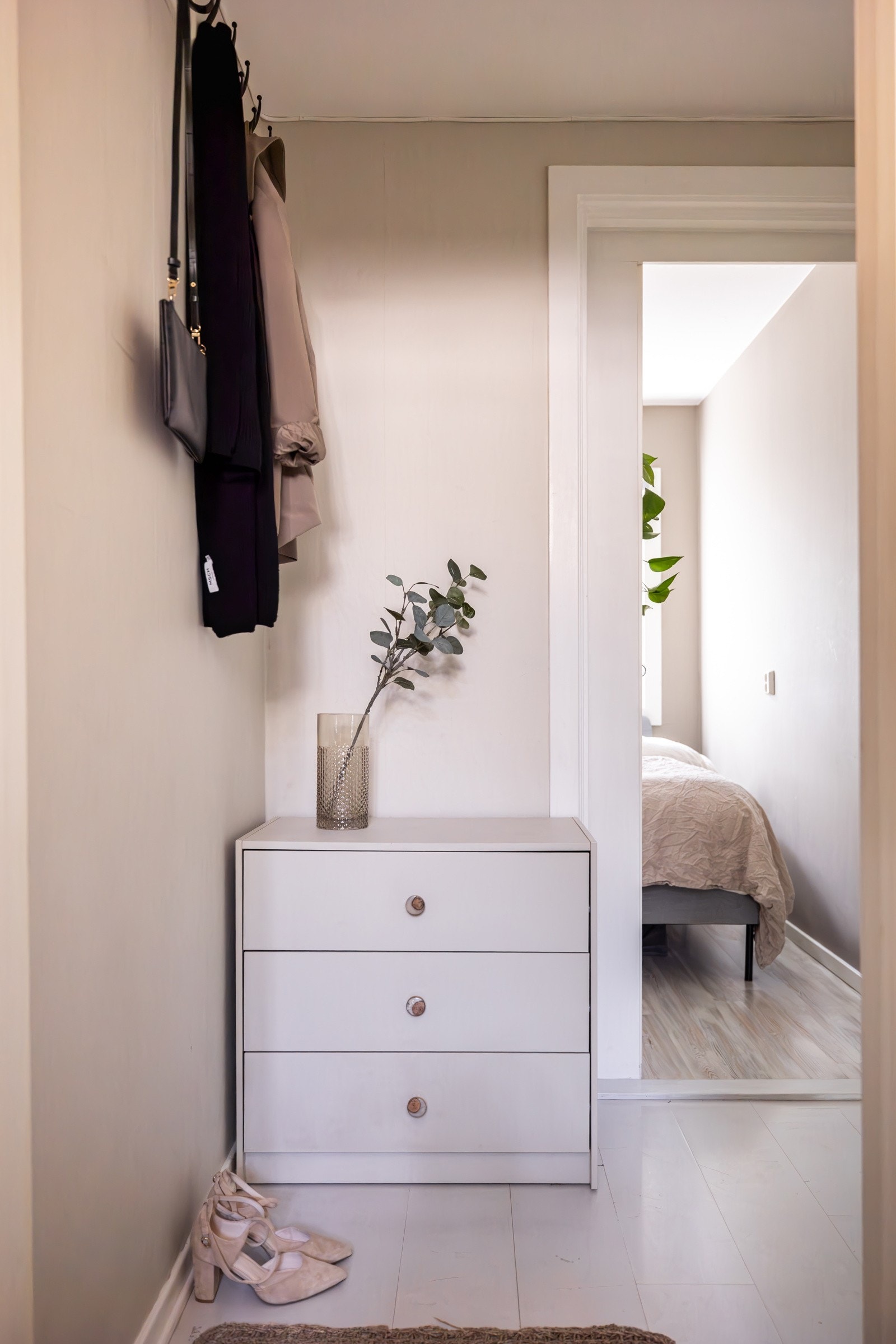 Her har du god plass til sko og yttertøy. Galleribilde