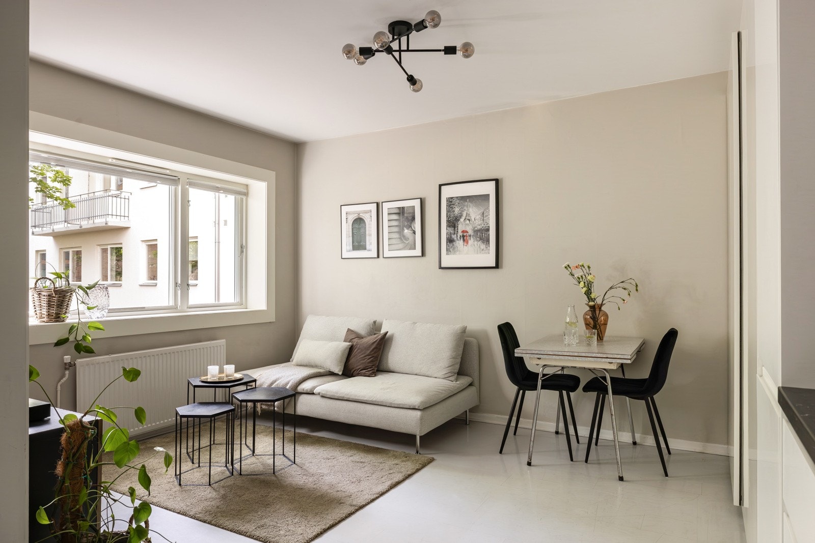 Leiligheten er beliggende i byggets underetasje og vender i sin helhet mot rolig bakgård hvor den oppleves som en 2. etasje. Galleribilde