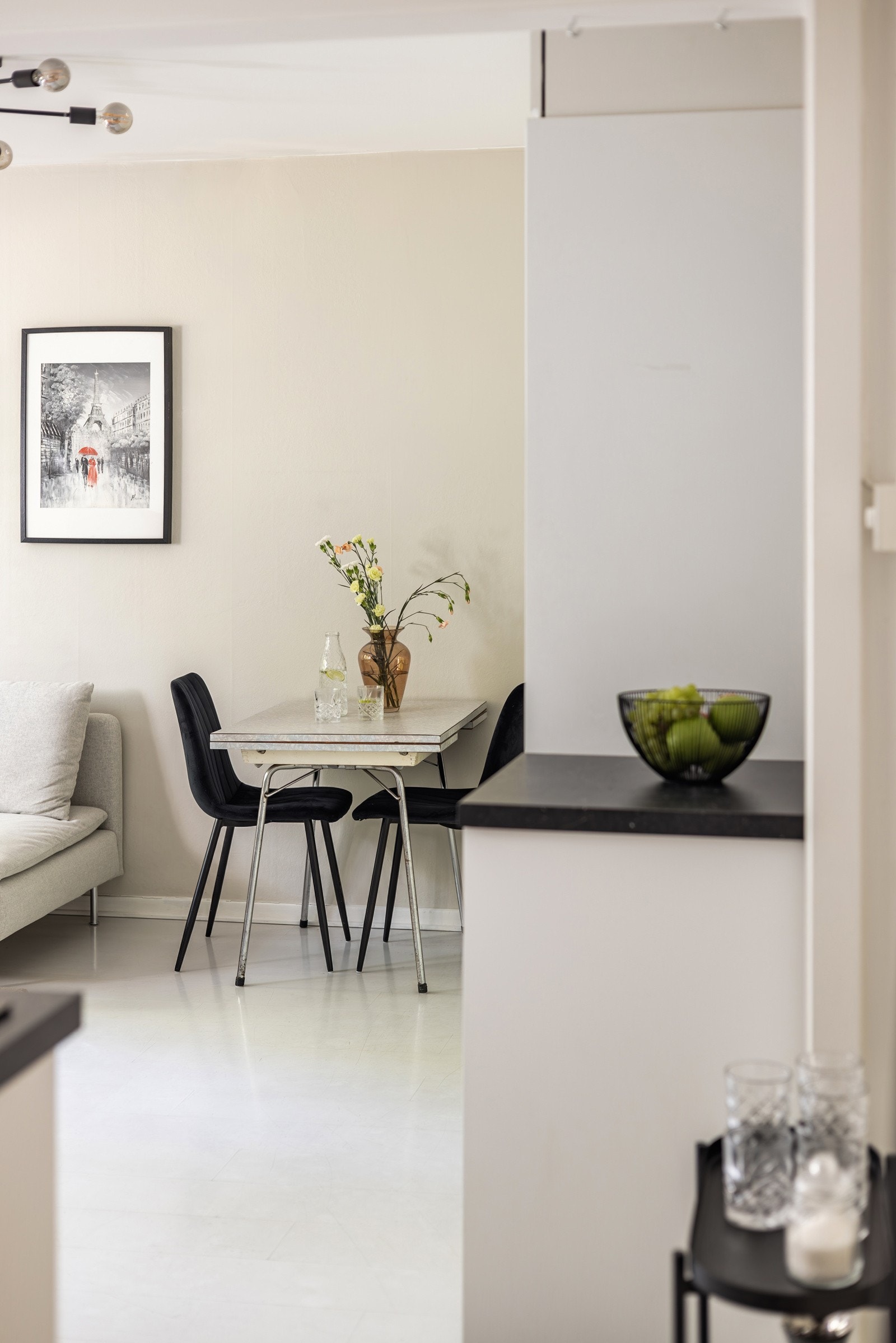 Leiligheten holdes god og lun på vinterstid med fjernvarme til radiatorer. Både oppvarming, varmtvann og internett er inkludert i felleskostnadene. Galleribilde