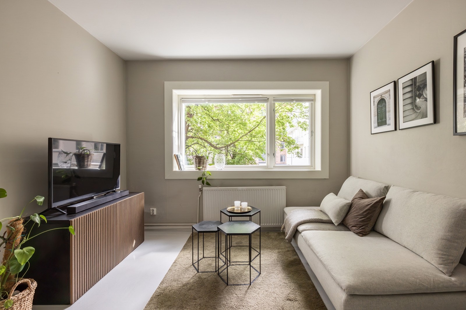 En lys og luftig 2-roms leilighet med sentral og attraktiv beliggenhet på populære Alexander Kiellands plass. Galleribilde