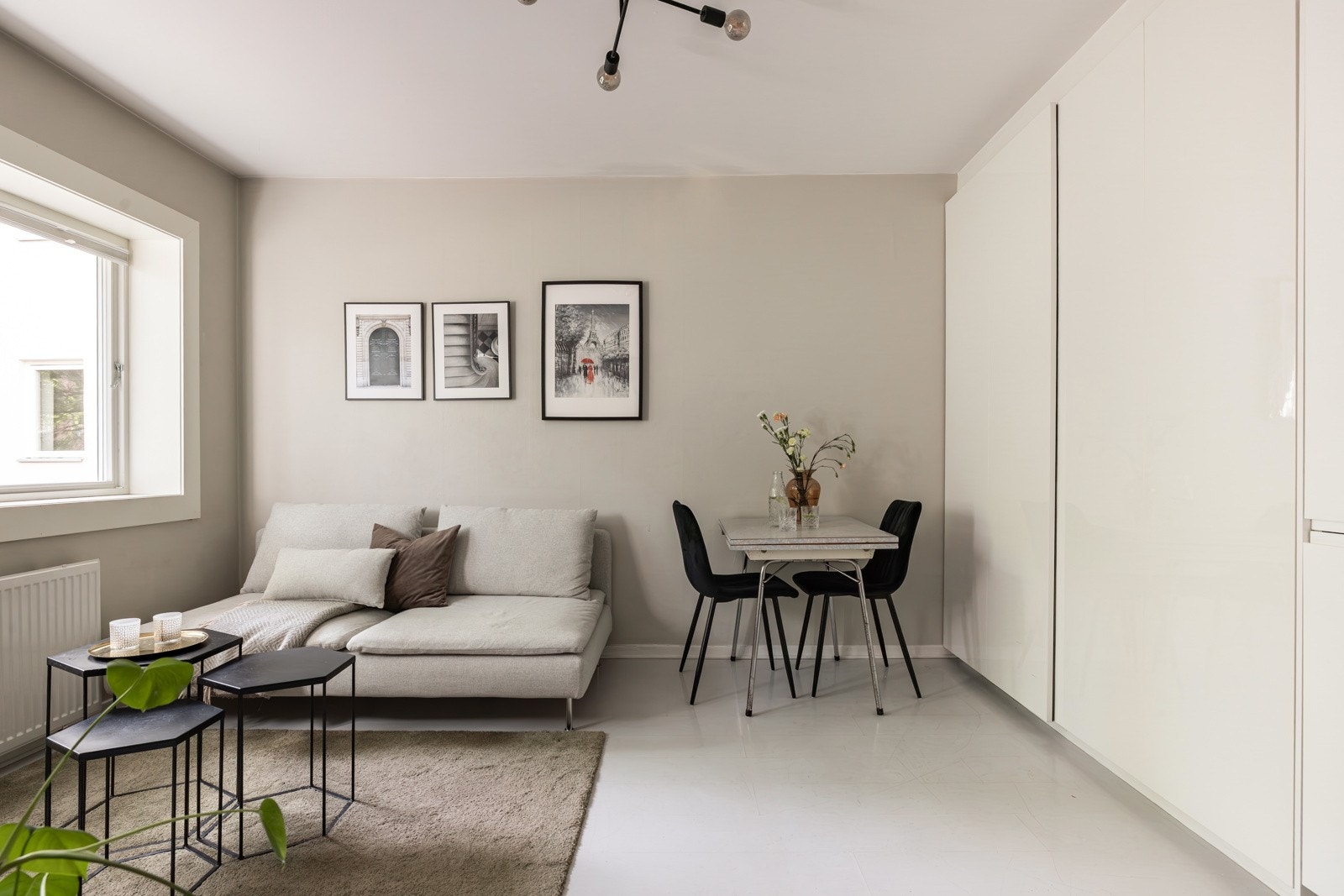 Stuen er godt utnyttet og møblert med både sittegruppe med tv-møblement og spiseplass. Galleribilde