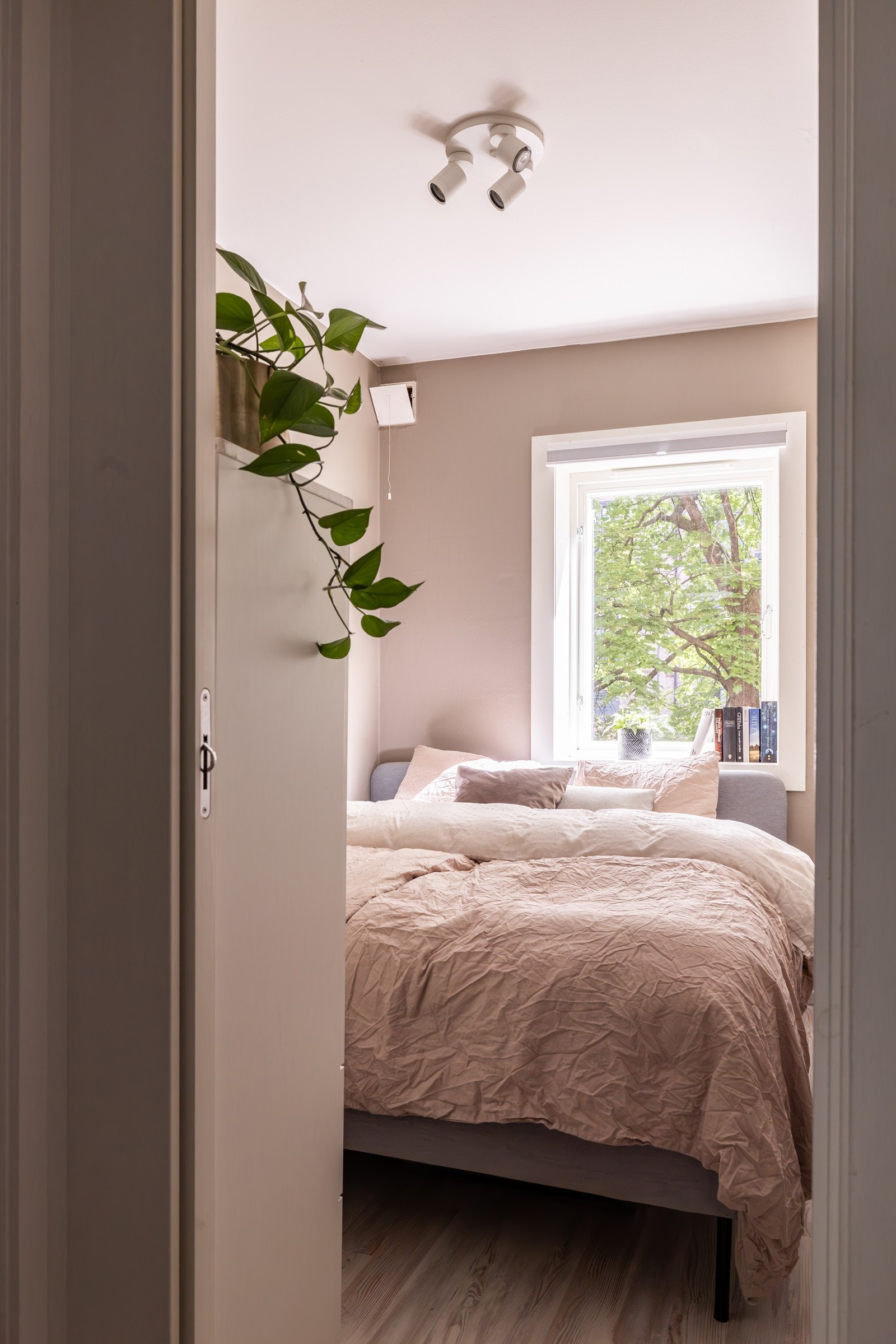 Leiligheten har et soverom av god størrelse. Galleribilde