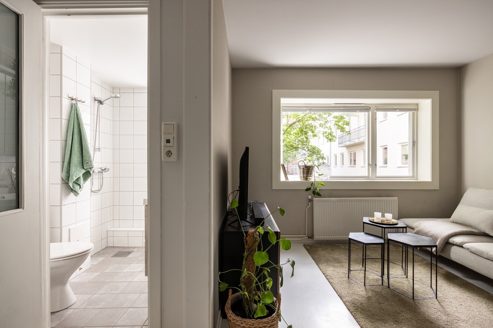 Leiligheten har et lyst og pent baderom. Galleribilde