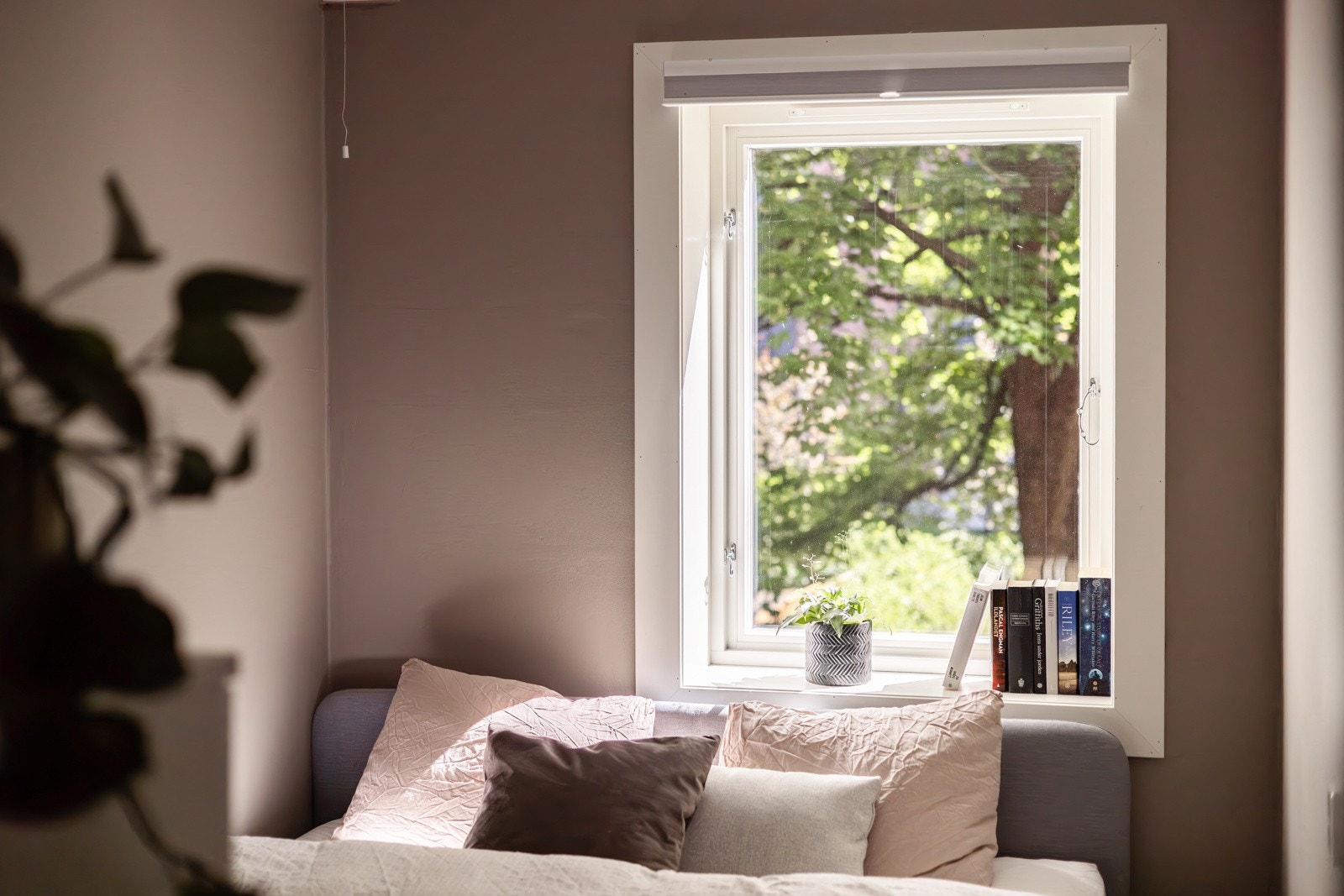 Hele leiligheten vender mot indre gårdsrom, skjermet for trafikk og støy. Galleribilde