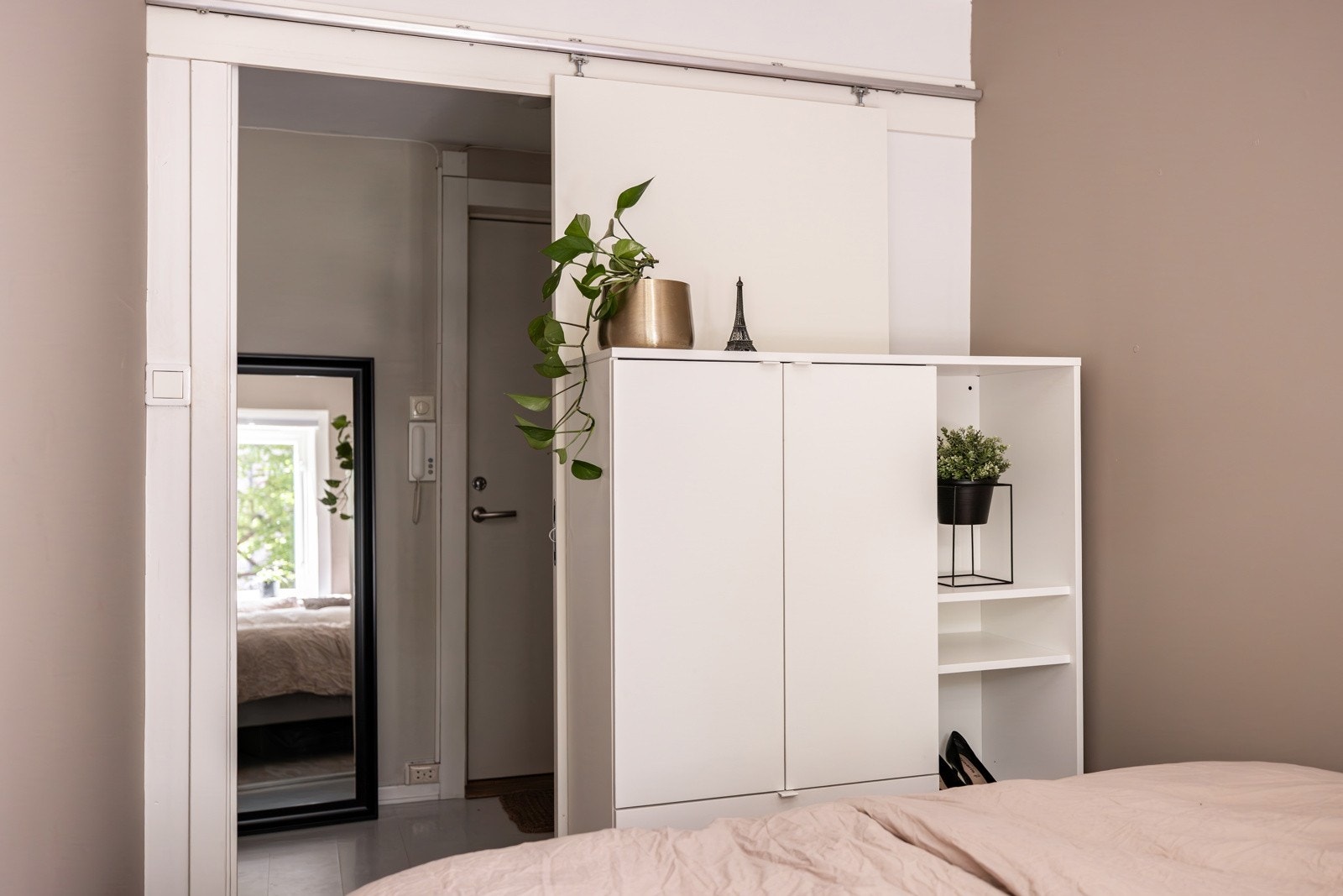 Det er også plass til komode eller garderobeskap på soverommet. Galleribilde