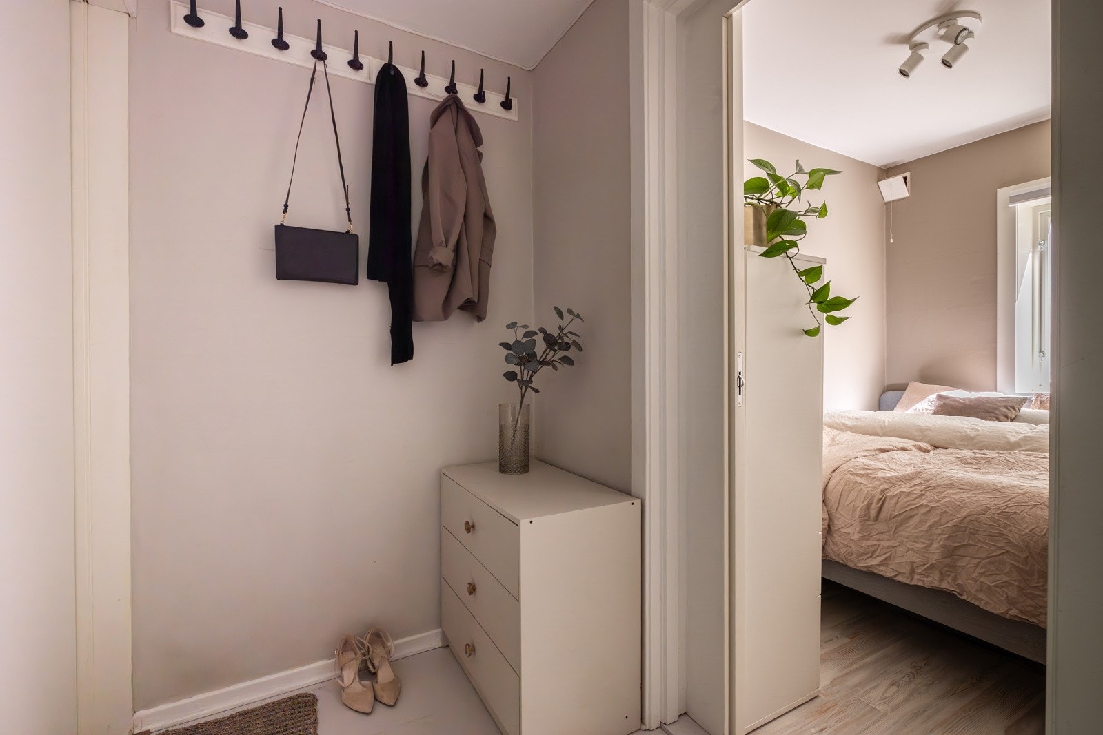 Du ønskes velkommen inn i en lys, innbydende og praktisk entré. Galleribilde