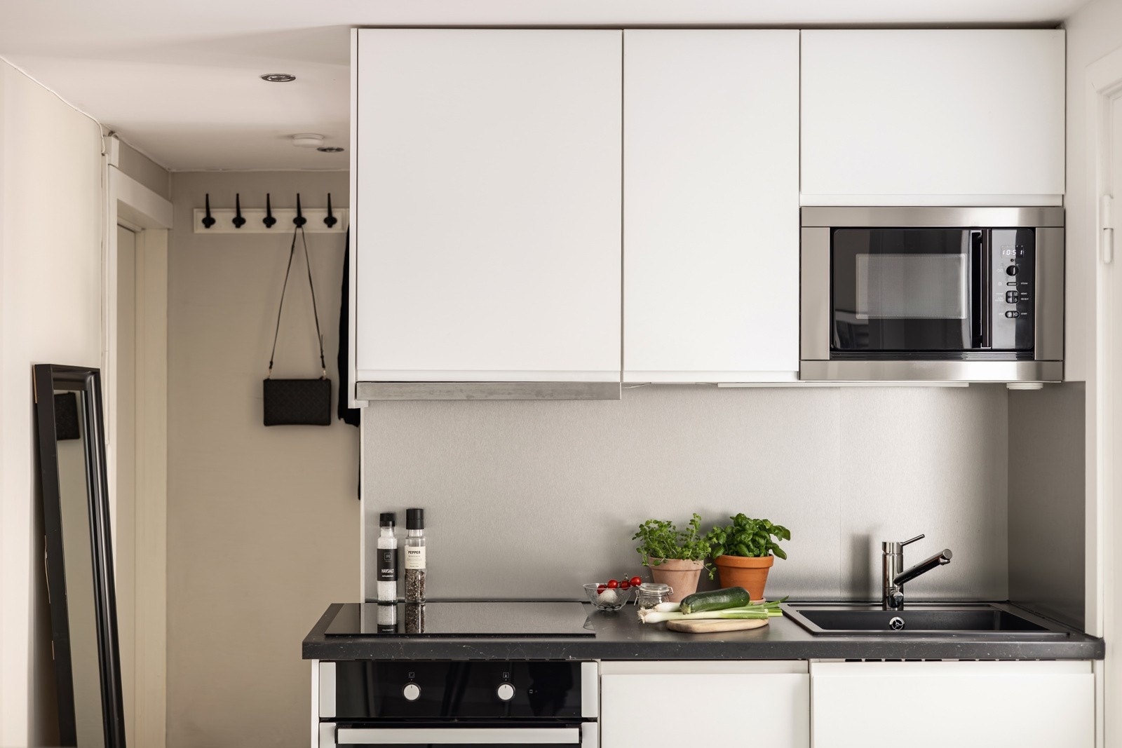 Kjøkkenet er utstyrt med Innfelt komfyr med induksjon platetopp, mikrobølgeovn, integrert oppvaskmaskin og kjøleskap med frysedel. Galleribilde