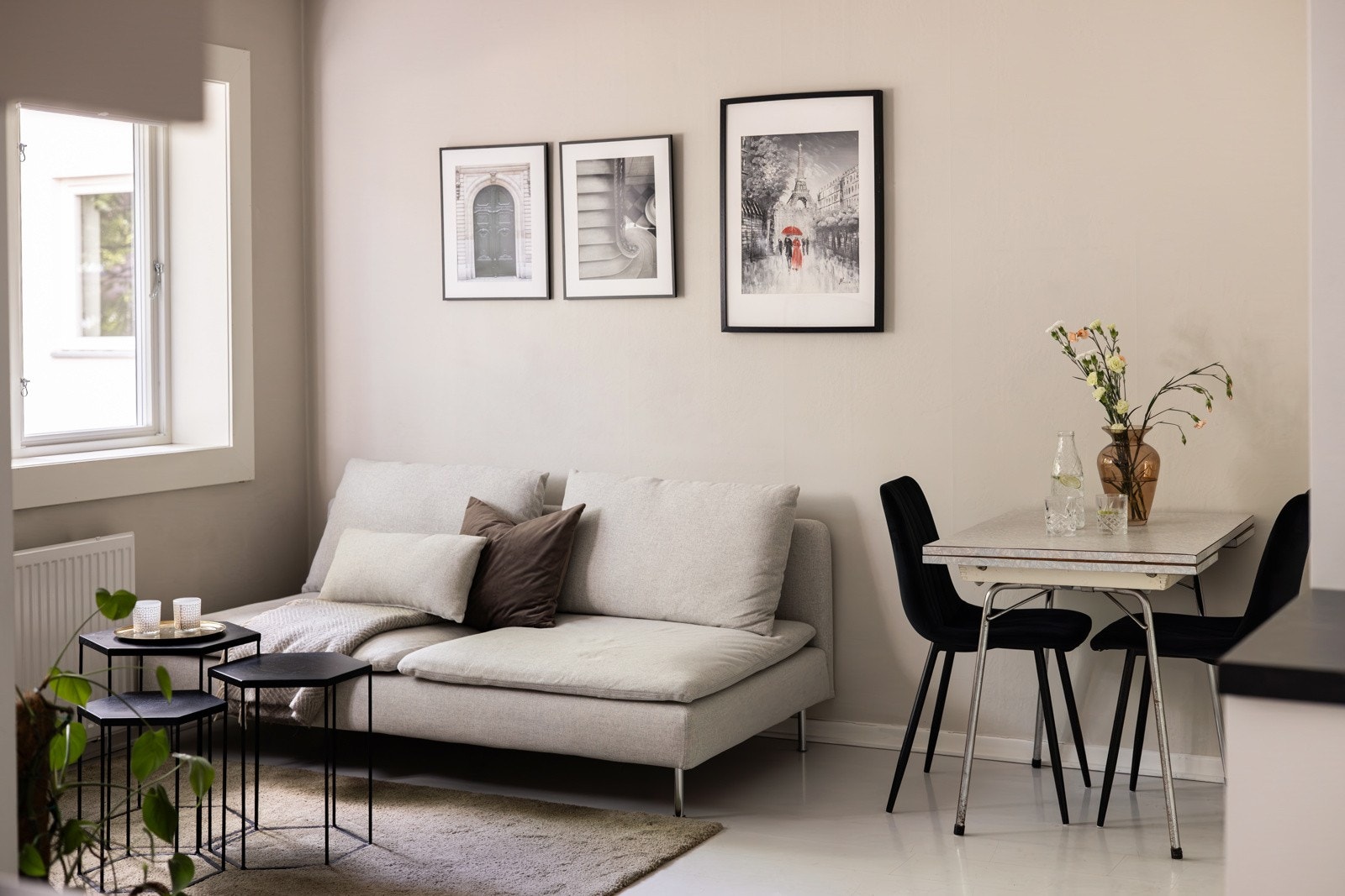 Stuen er det naturlige oppholdsrommet i leiligheten, og er et lyst, fint og luftig rom. Galleribilde