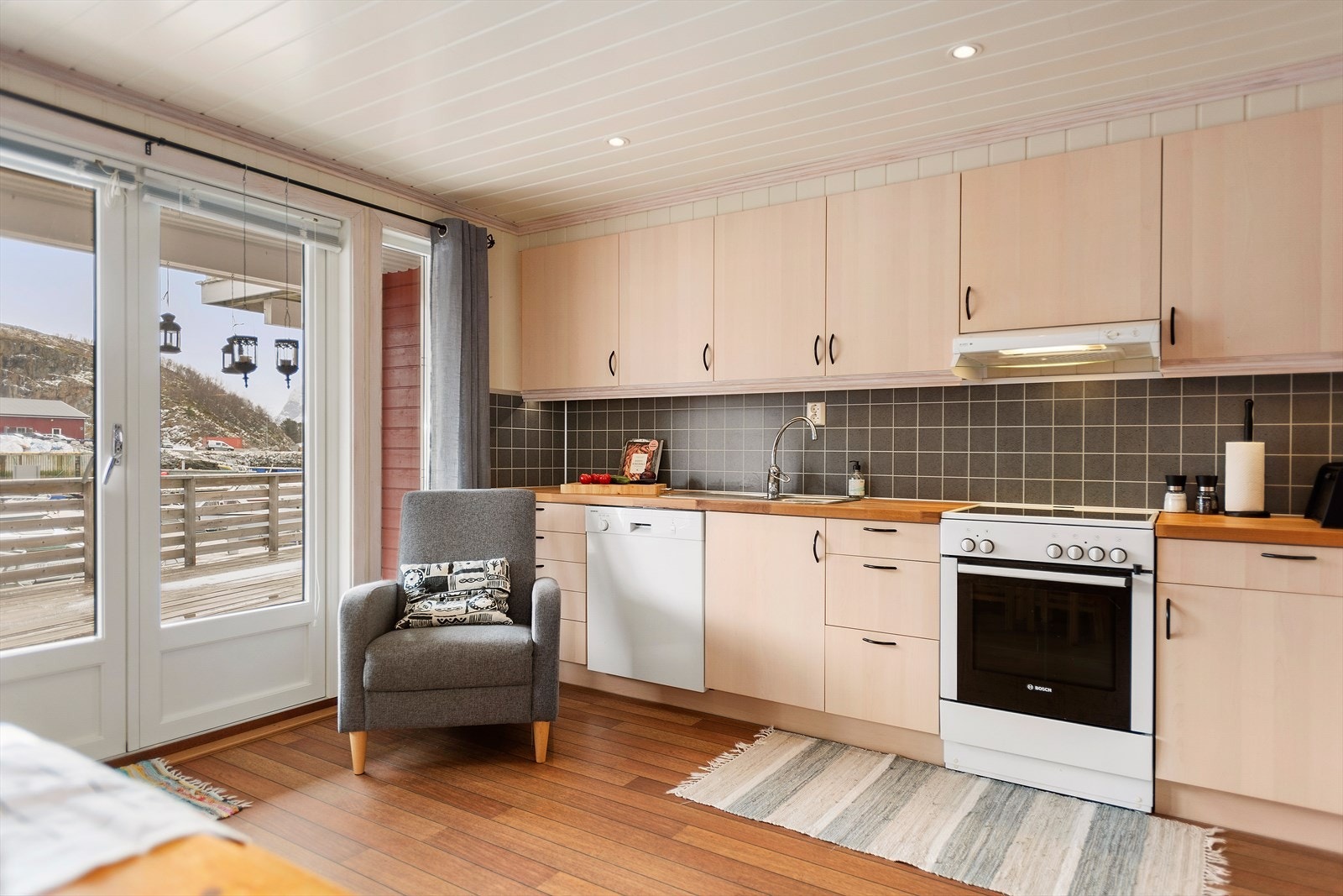 Kjøkkenet er innredet med slette fronter og heltre benkeplate - godt utnyttet plass med overskap. Galleribilde