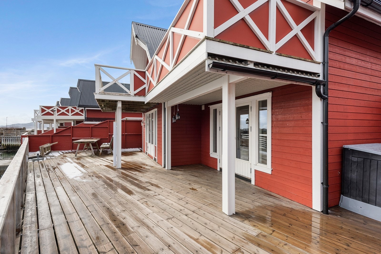 Lunt havneområde med godt maritimt miljø. Området består av rorbuer og naust, bryggeanlegg, flytebygger, næringsbygg og opptrekksplass for båt. Galleribilde