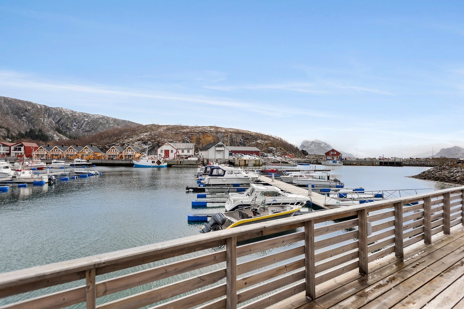 Tonnes fungerer som et knutepunkt for hurtigbåtene som går i Lurøy havnebasseng og mellom Sandnessjøen og Bodø. Her finner du utallige ruter til fots og til sjøs, fiskemuligheter, Joker daglivarebutikk, Oskarbrygga spisested og mye mer! Galleribilde