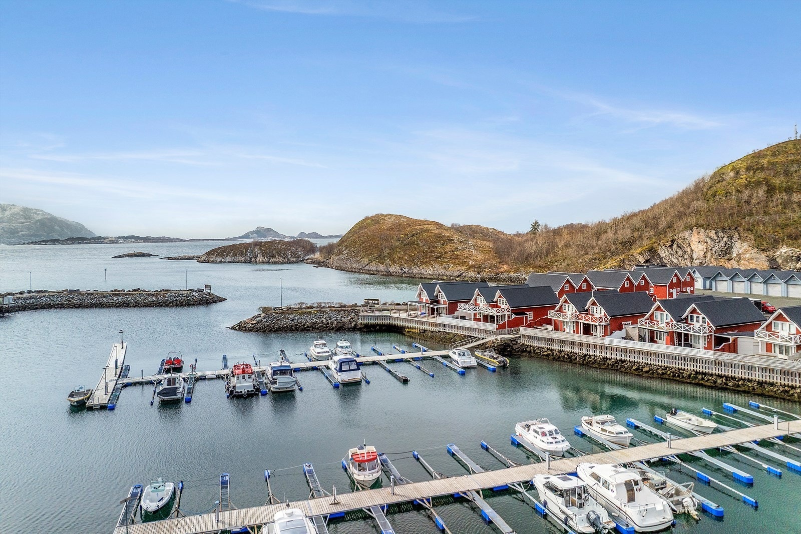 Tonnes Marina, oppdelt i Sør-Hamna og Nord-Hamna, er veletablert og ligger langs kystlinjen og på fastlandet i Lurøy kommune på Helgelandskysten. Galleribilde