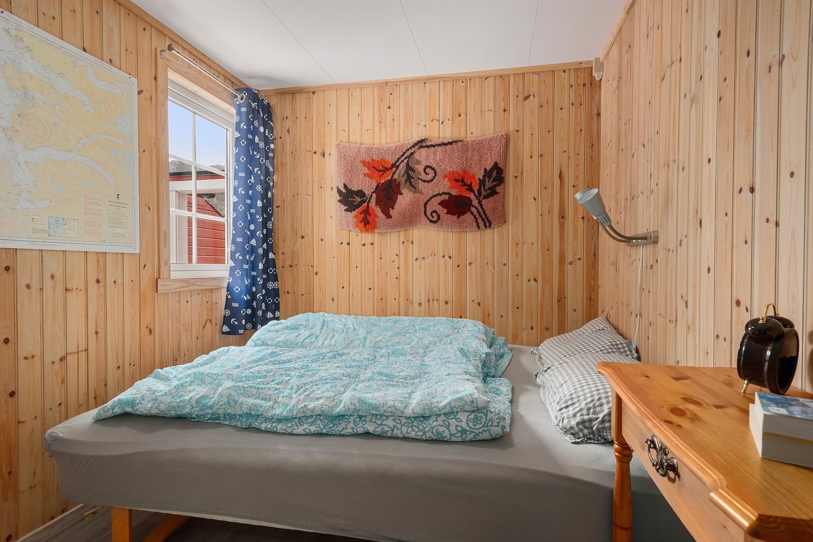 Det er ett soverom i 1.etasje; det er av god størrelse med plass til dobbeltseng og enkel garderobeløsning. Galleribilde