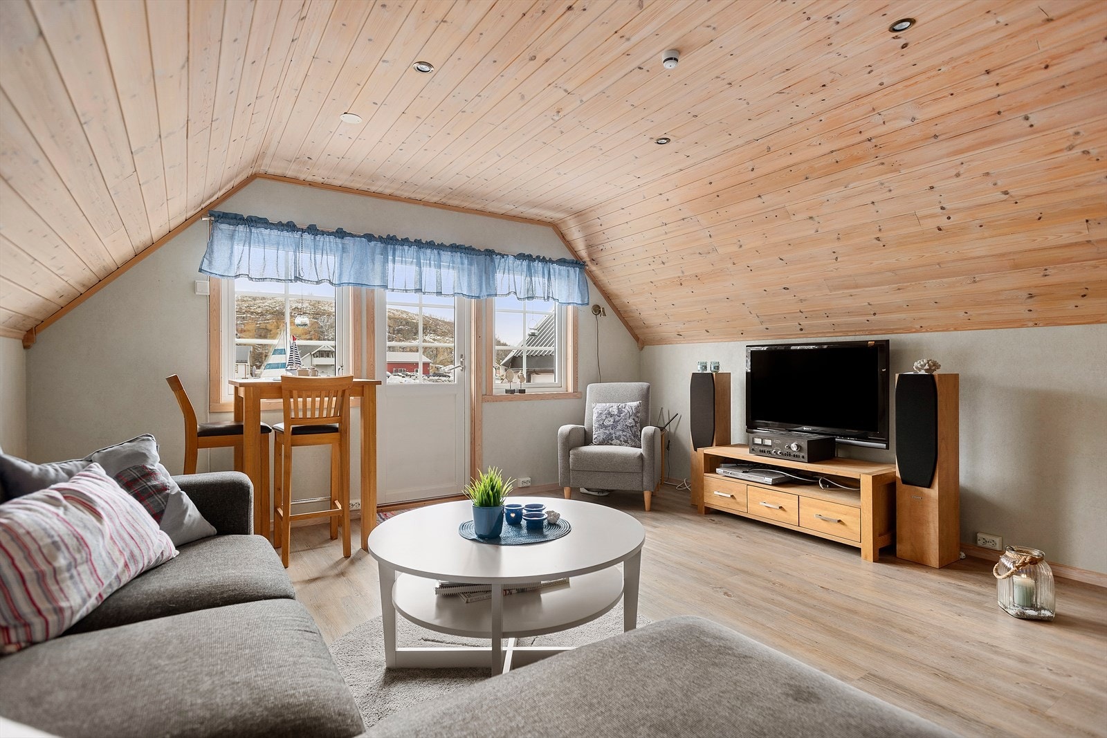 I rorbuas andre etasje finner du en lys og trivelig stue med godt lysinnslipp og fine møbleringsmuligheter. Galleribilde