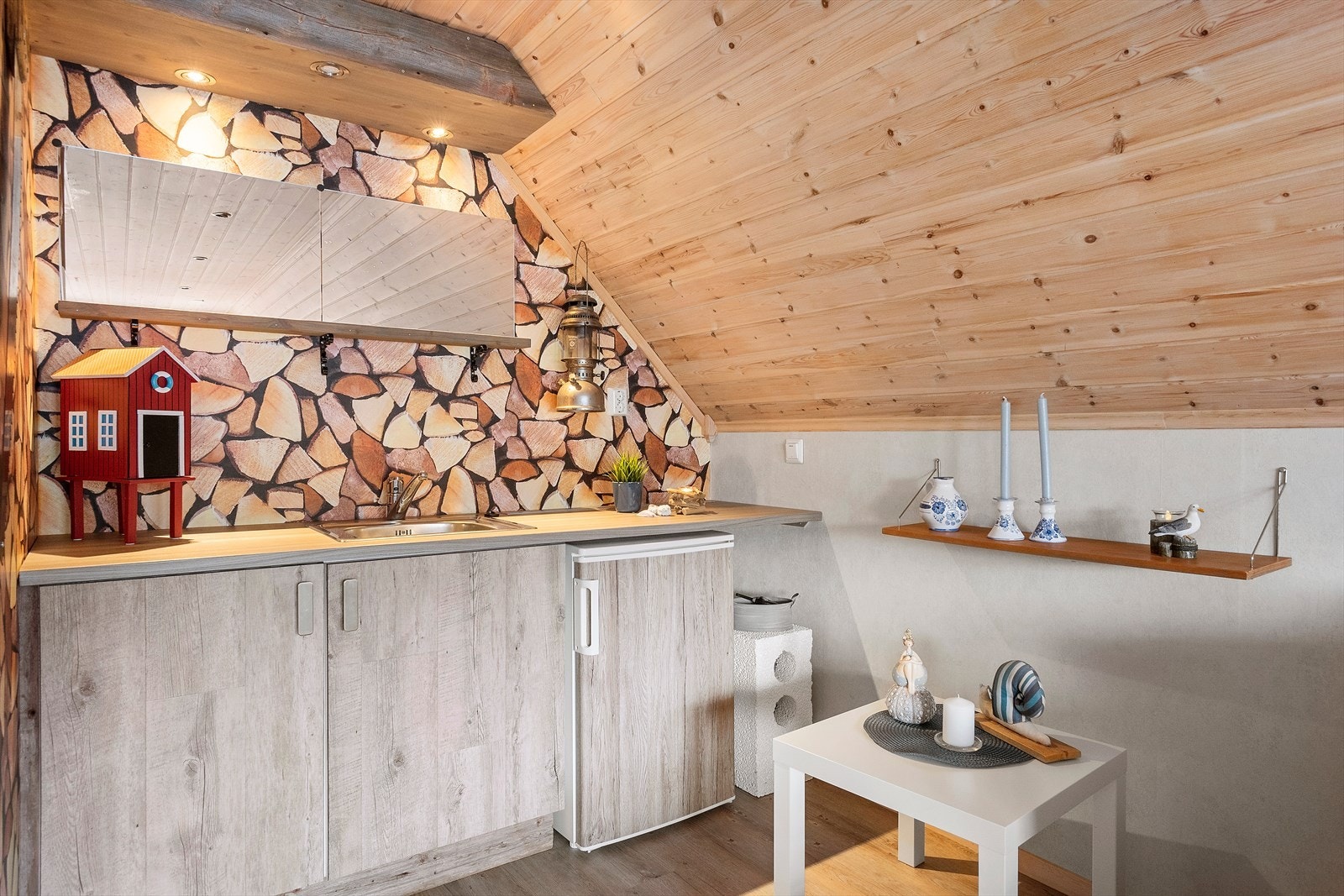 Hybelkjøkken montert i 2.etasje, hovedkjøkken i 1.etasje. Galleribilde