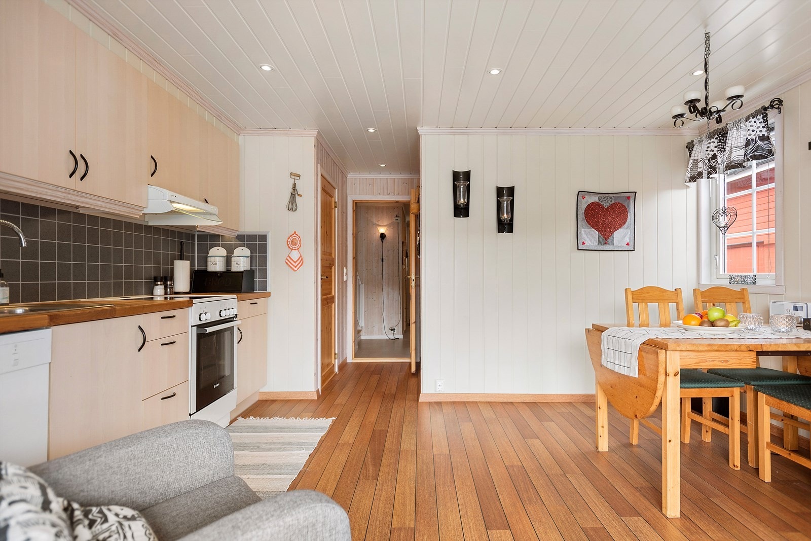 Hvitevarer som komfyr, oppvaskmaskin og frys/kjøleskap medfølger handelen. Galleribilde