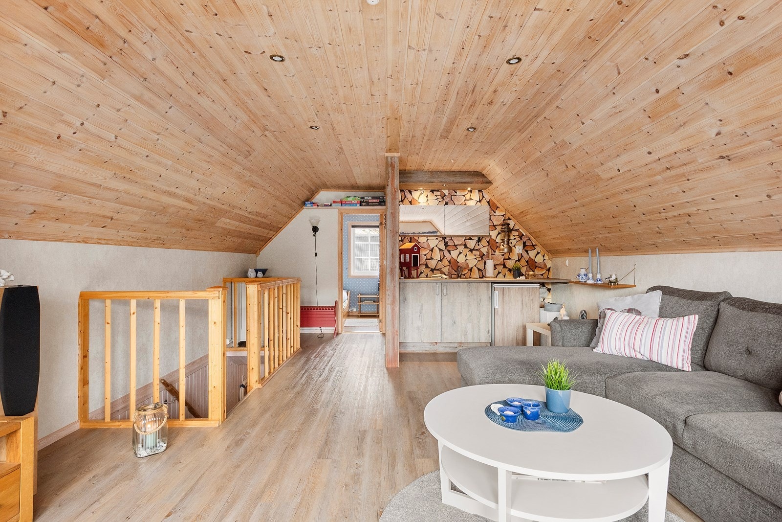 I andre enden av stua er det innredet med en enkel kjøkkenkrok. Galleribilde