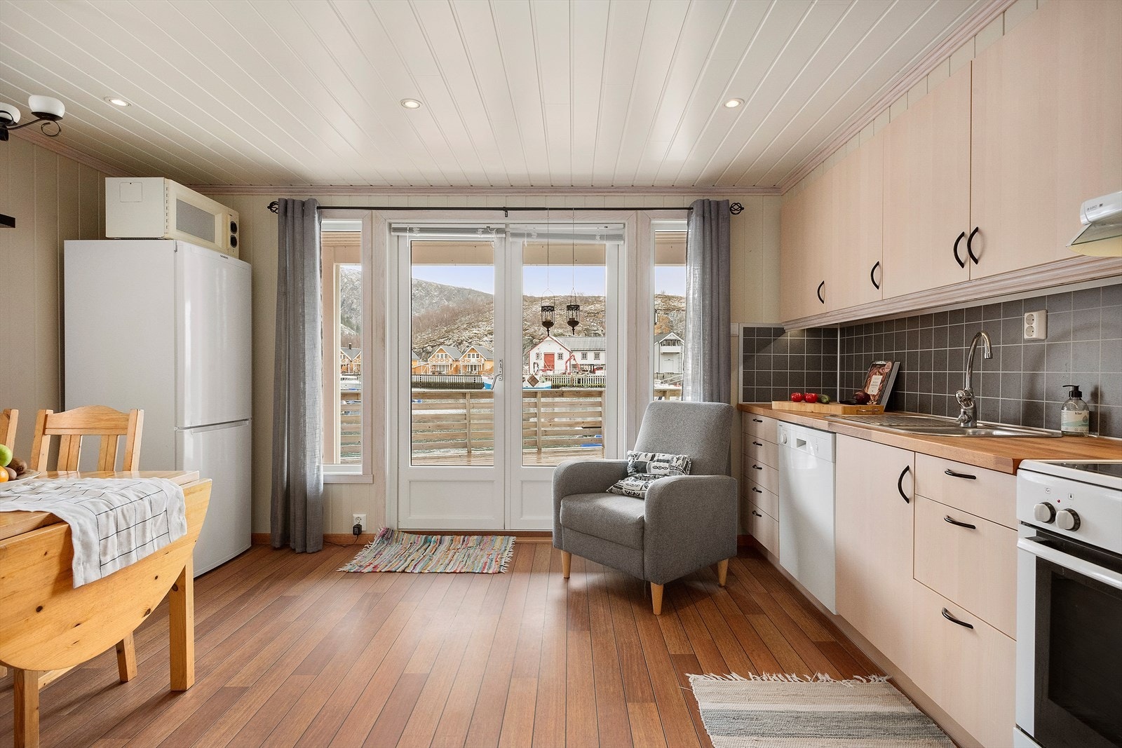 1.etg var tiltenkt naust/båtplass men er i senere tid ombygd til hoveddel med kjøkken, stue, hall og bad. Tiltaket er nylig avsluttet med ferdigattest. Galleribilde